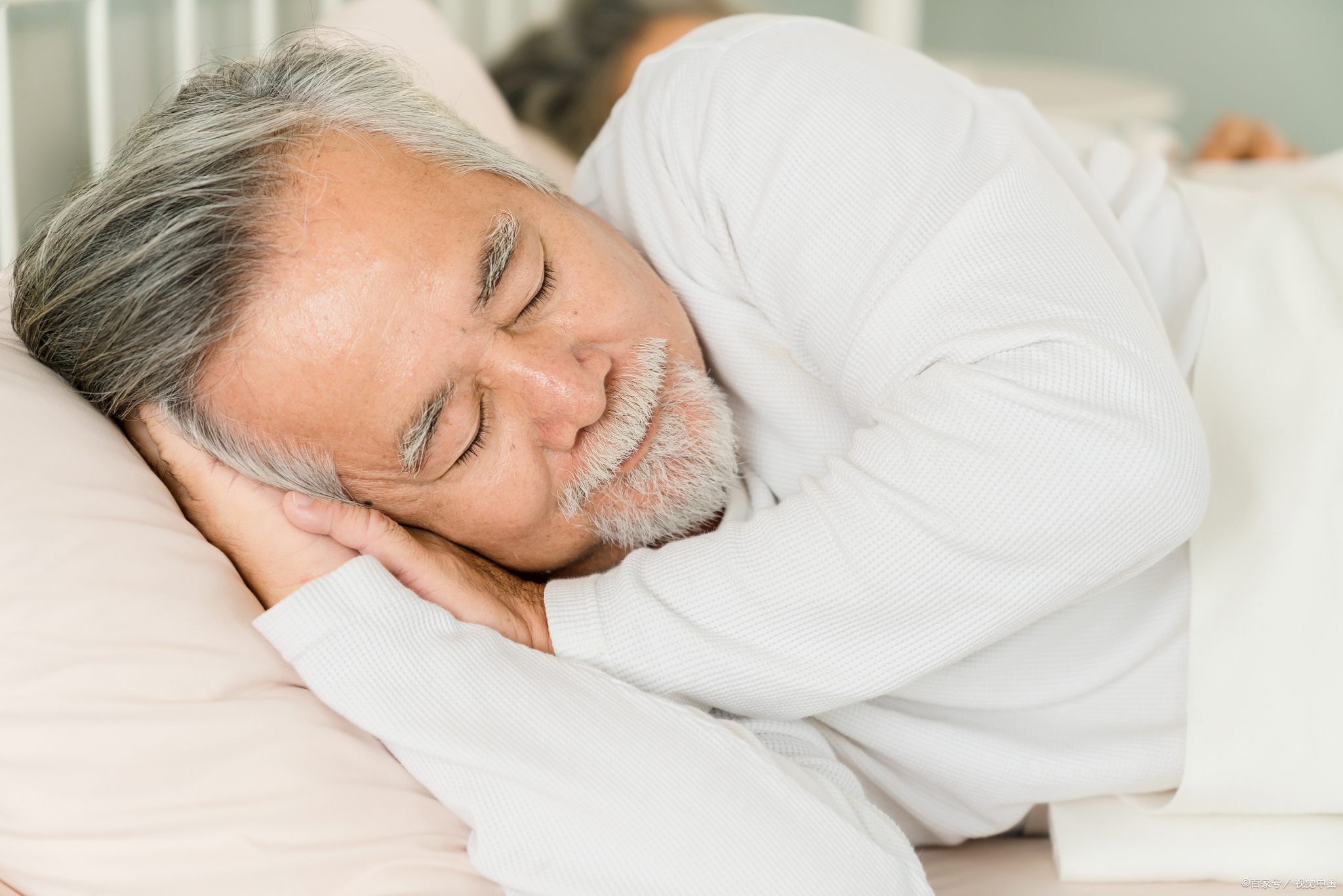 老年人睡眠不足的克星:中医护理方法大揭秘