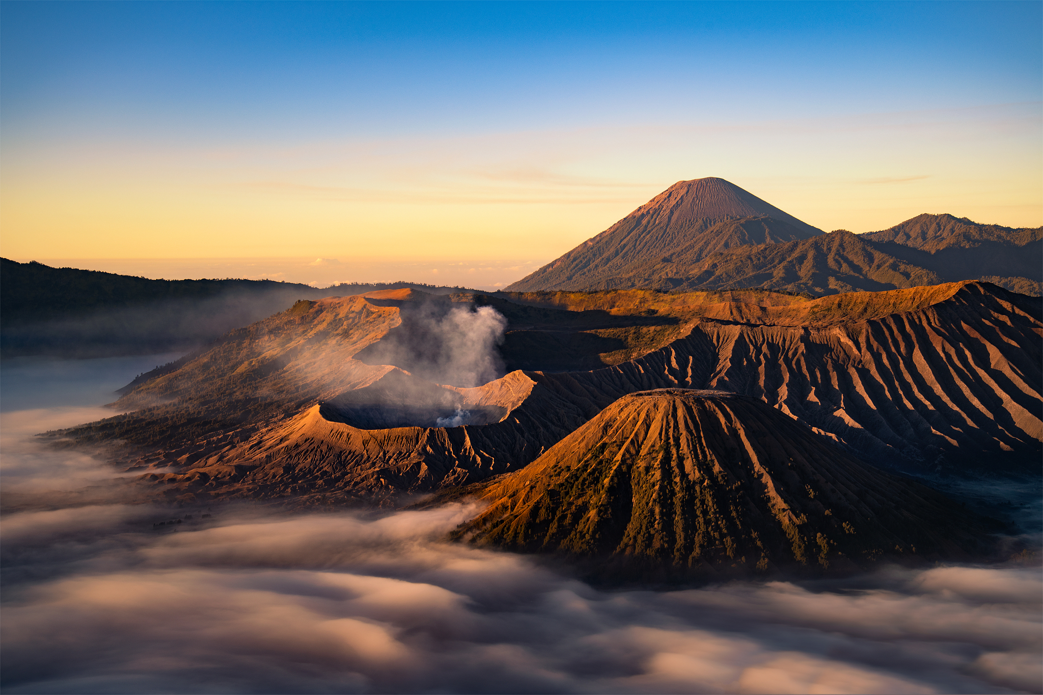 林贾尼火山徒步:在印尼的绝美之地,追寻生命的热烈与宁静