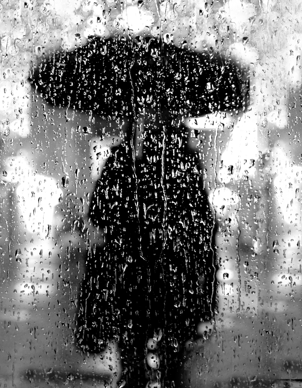 一个人淋雨图片雨中图片