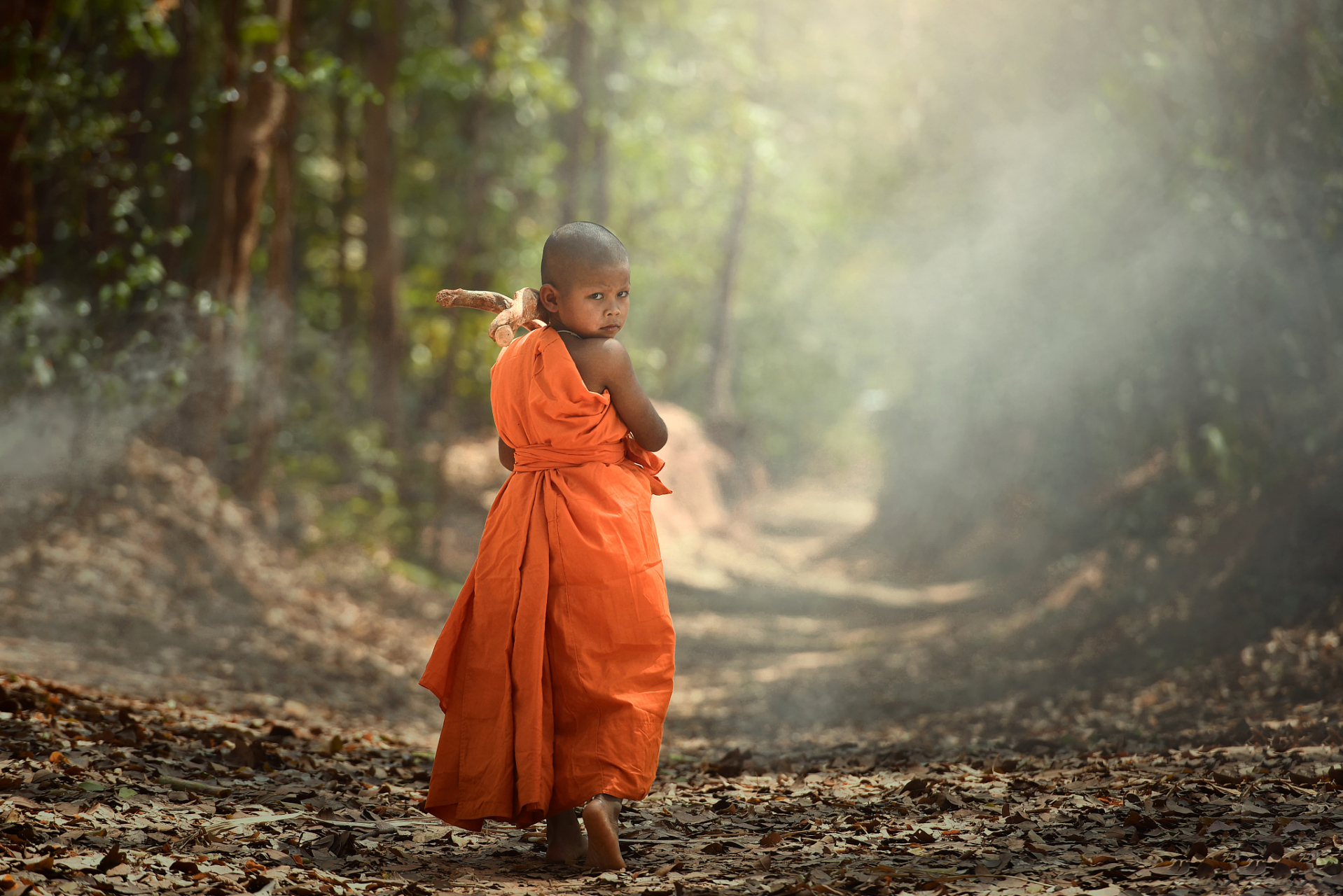 从前有个老和尚,是个得道高僧,他有个徒弟小沙弥,每天都跟在老和尚