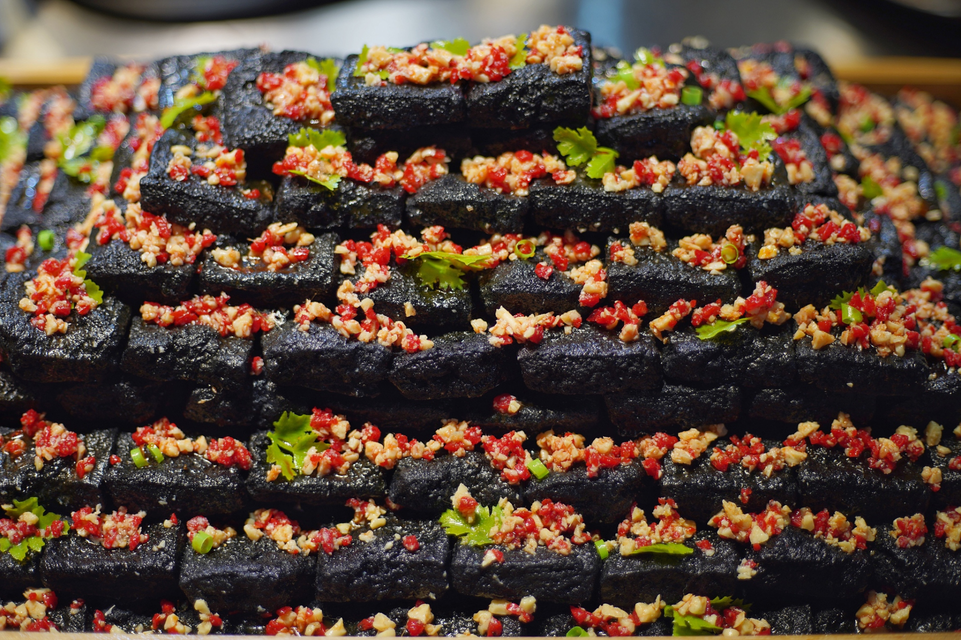 双椒臭豆腐不仅是一道美食,更是地方文化的体现,在夜市或街头小摊上享