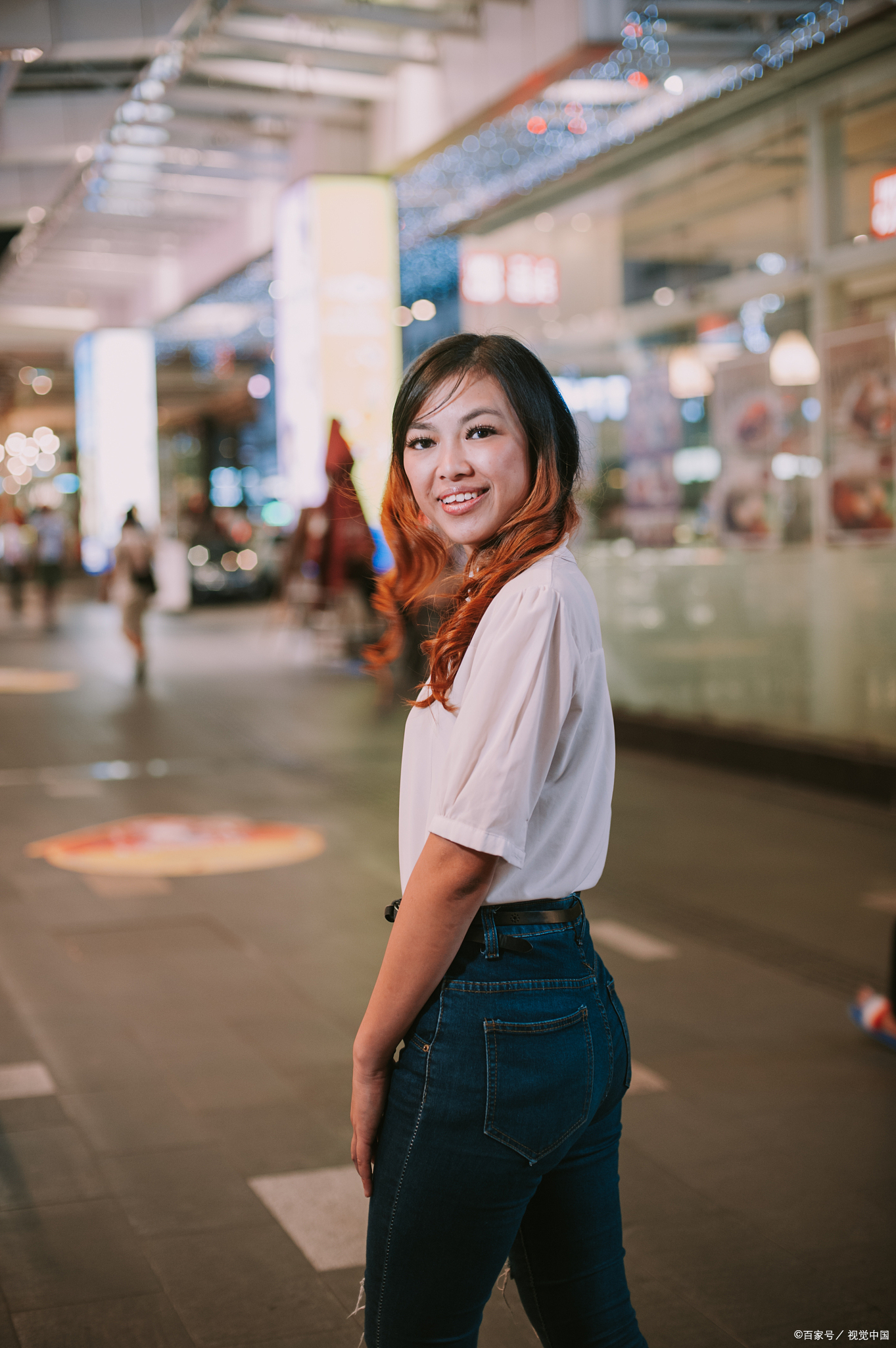 称呼上的不同:重庆人称女人为堂客,美女,瓜婆娘,成都人称女人为幺妹