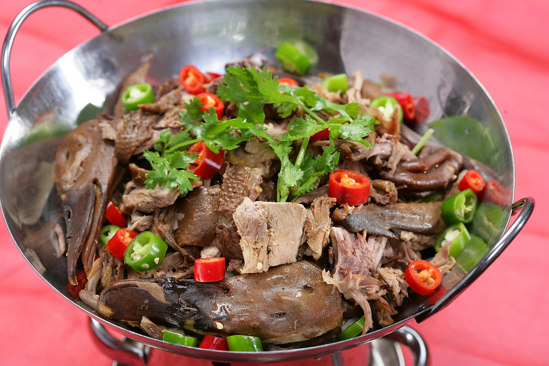 其中最具代表性的就是德阳干锅,这种美食是德阳人的骄傲,也是他们从