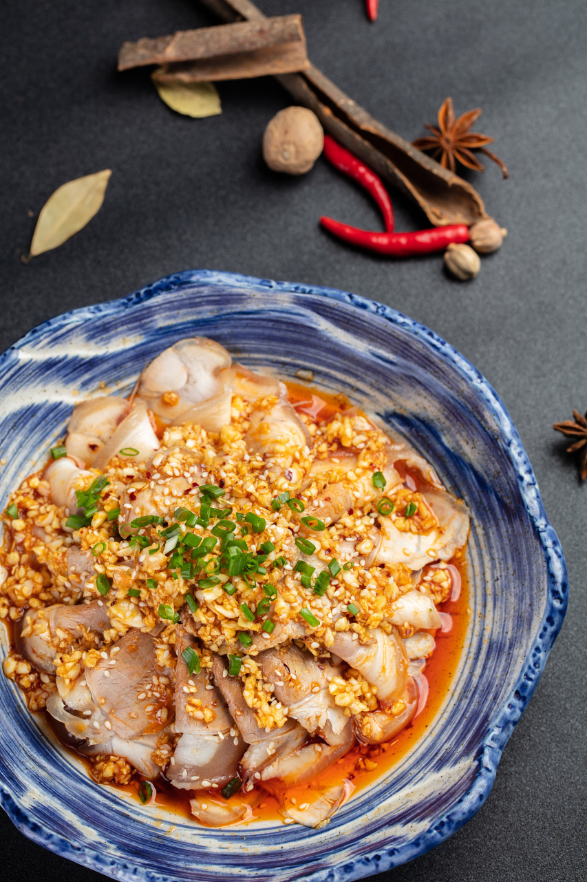 蒜泥白肉是一道色香味俱佳的川菜,以五花肉为主要食材,搭配蒜泥,生抽