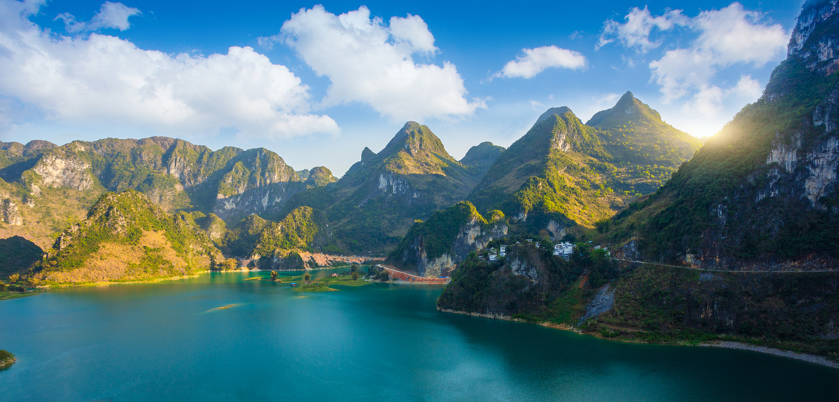 万峰湖,云贵高原上的一颗平湖明珠,湖光山色美不胜收,还有"一日三景"