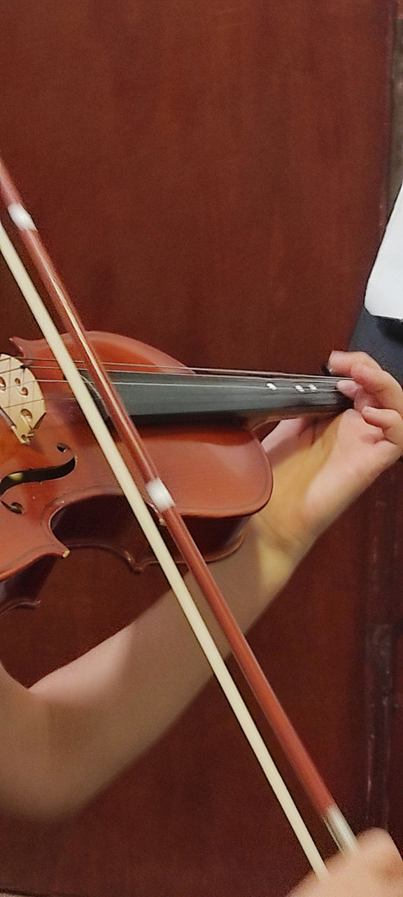 小提琴的演奏方法包括正确持琴,掌握手指按弦的正确方式,练习手指按弦