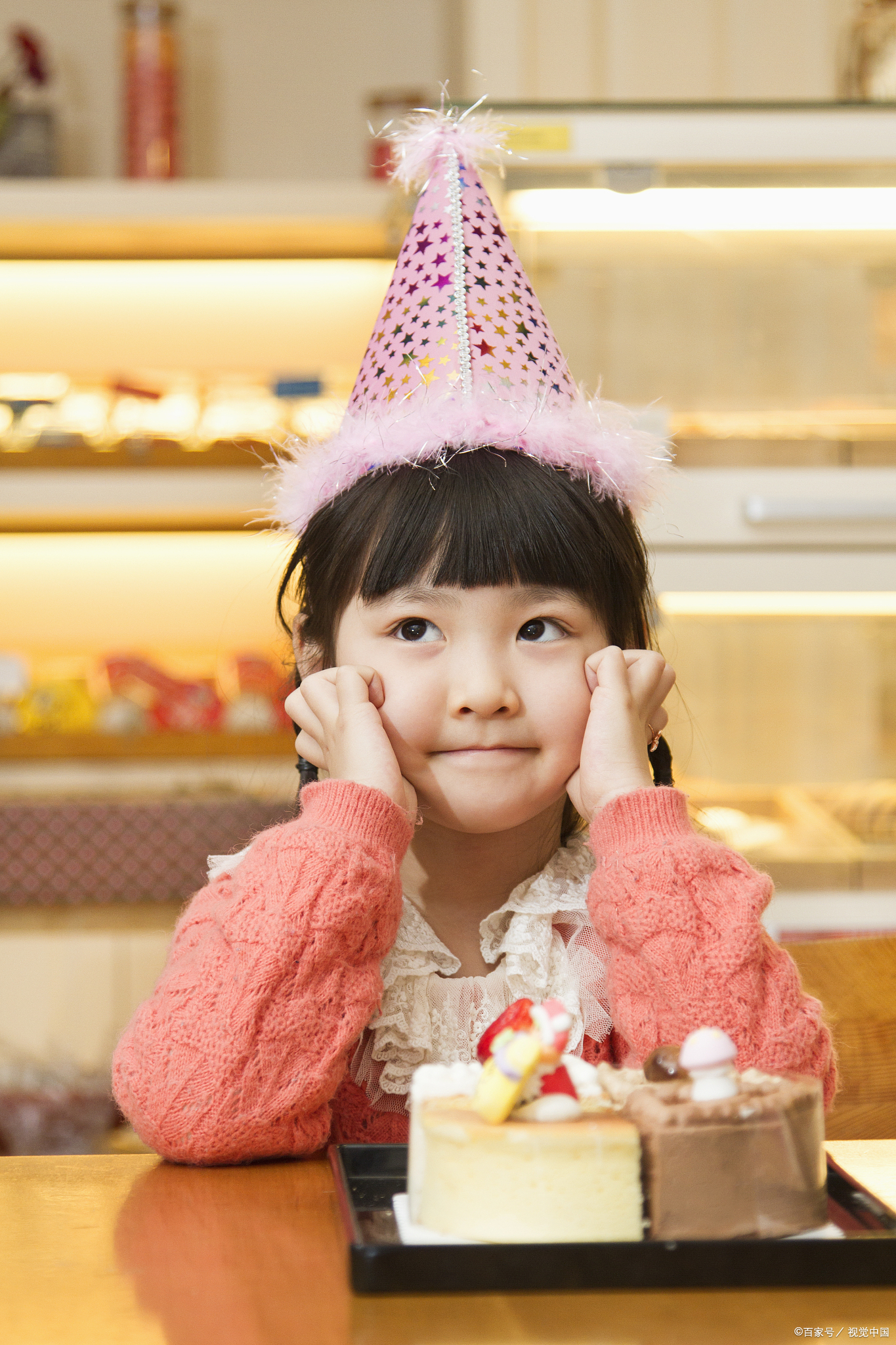 今天在北京国贸商城,小女孩站在甜品店前,眼巴巴看着橱窗里精致的蛋糕