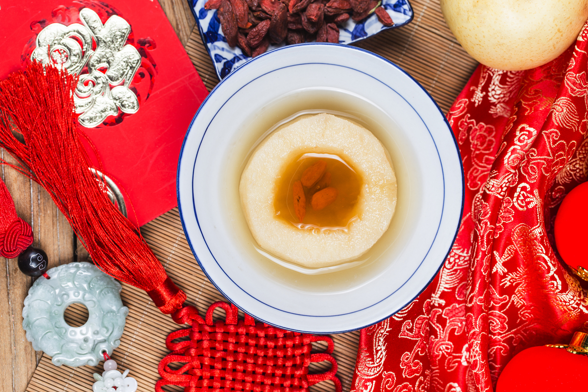 在传统中医中,雪梨和花椒被认为具有止咳,化痰和润肺的功效.