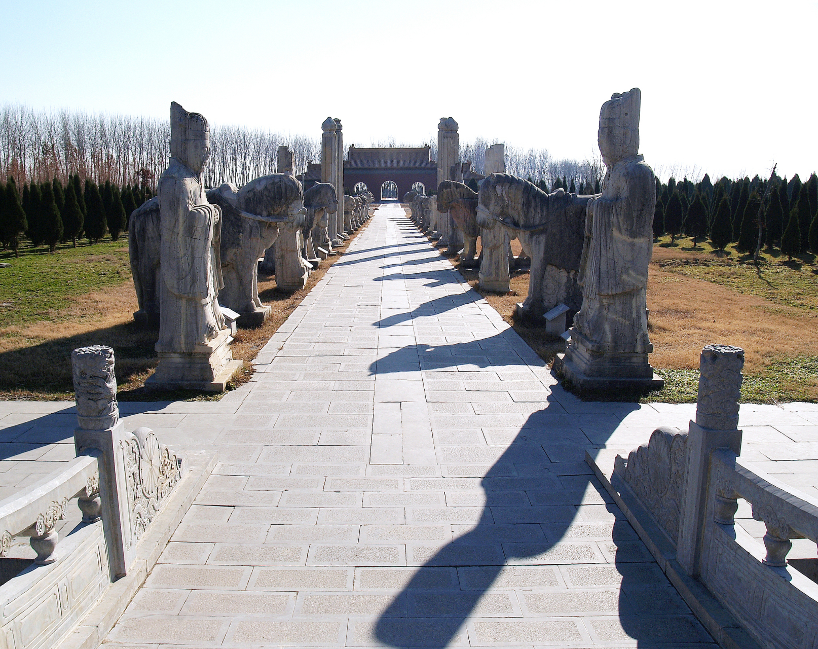 明十三陵是明朝帝王的陵墓群,位于北京市西北郊,其中长陵和定陵最为