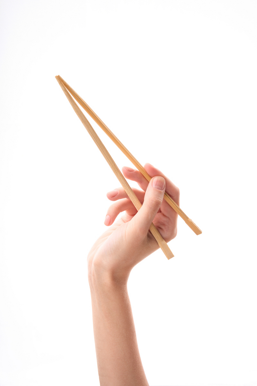 握持筷子:将筷子握在手中,大拇指和食指夹住筷子的中部,其