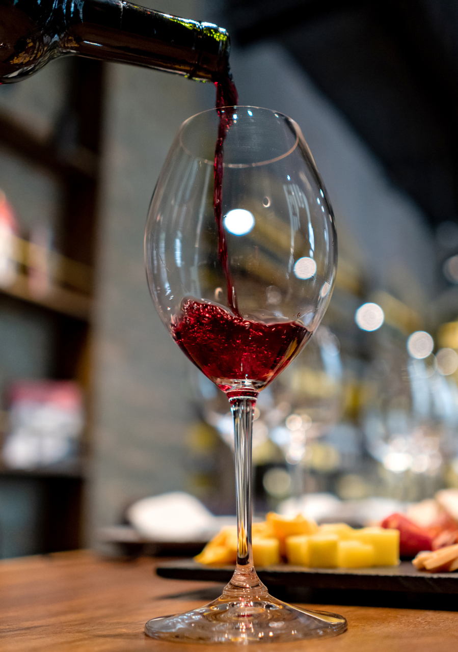 五千年食光# 带你领略美酒的奥秘🍷  大家好,我是小春哥,一个热爱