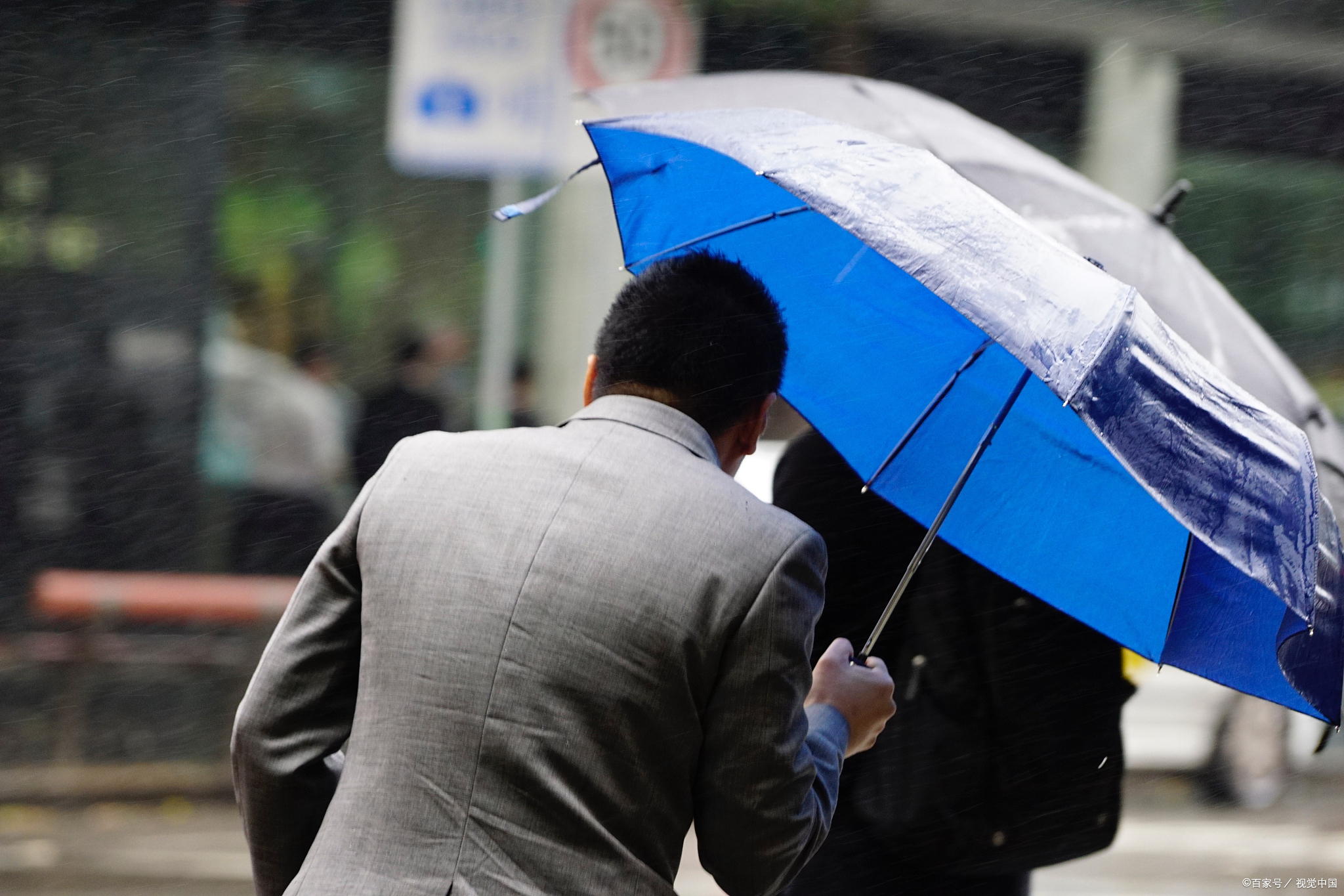 送雨伞这一行为,其实蕴含着多层深意