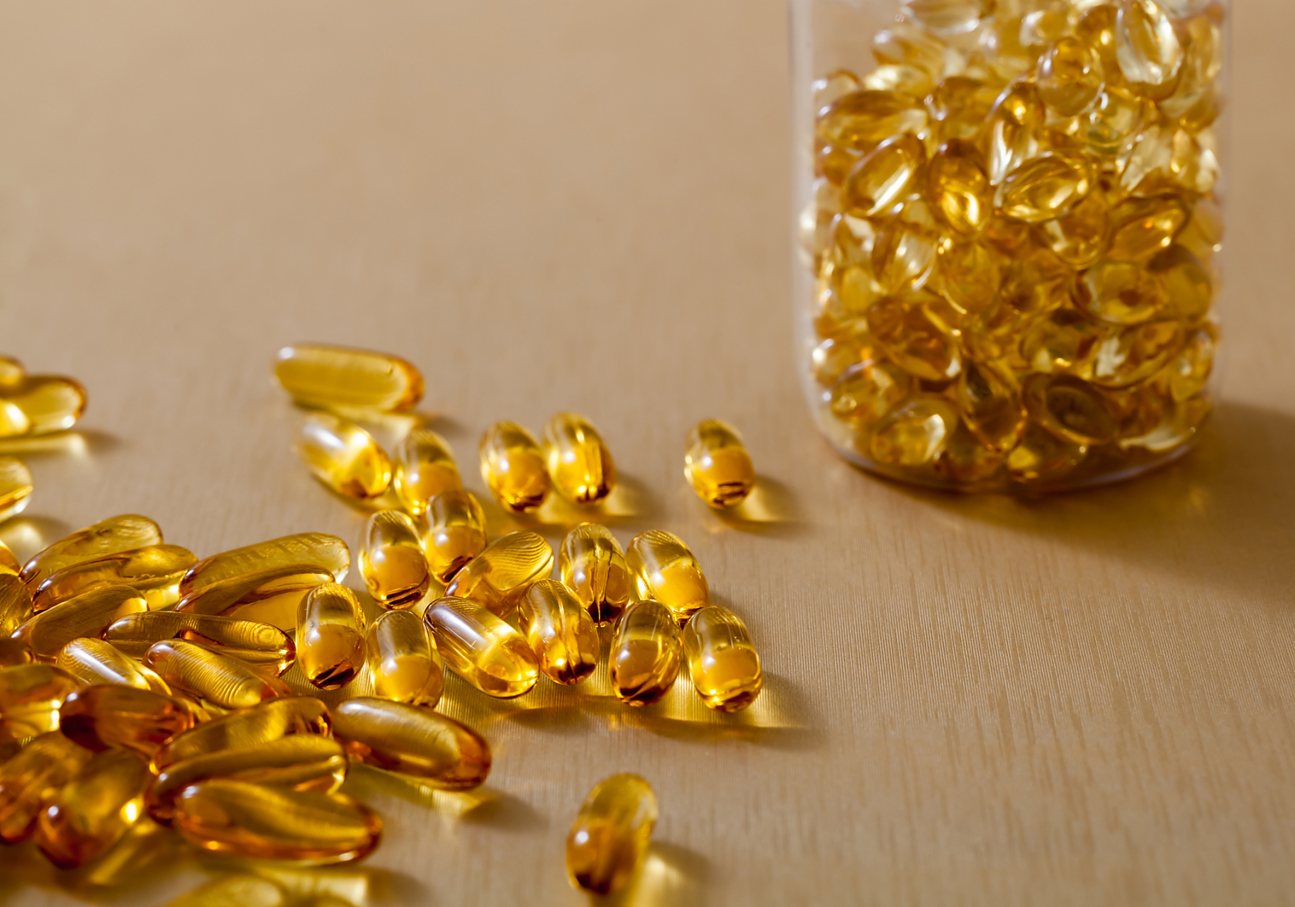 如何选择优质鱼油  一看标签:鱼油胶囊属于保健品,外包装必须要有保健