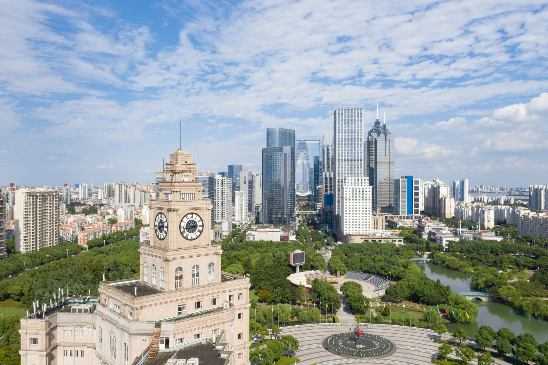 美好假期在旅途# 重庆南岸区南滨路上的钟楼,不仅建筑很有特色,肚且