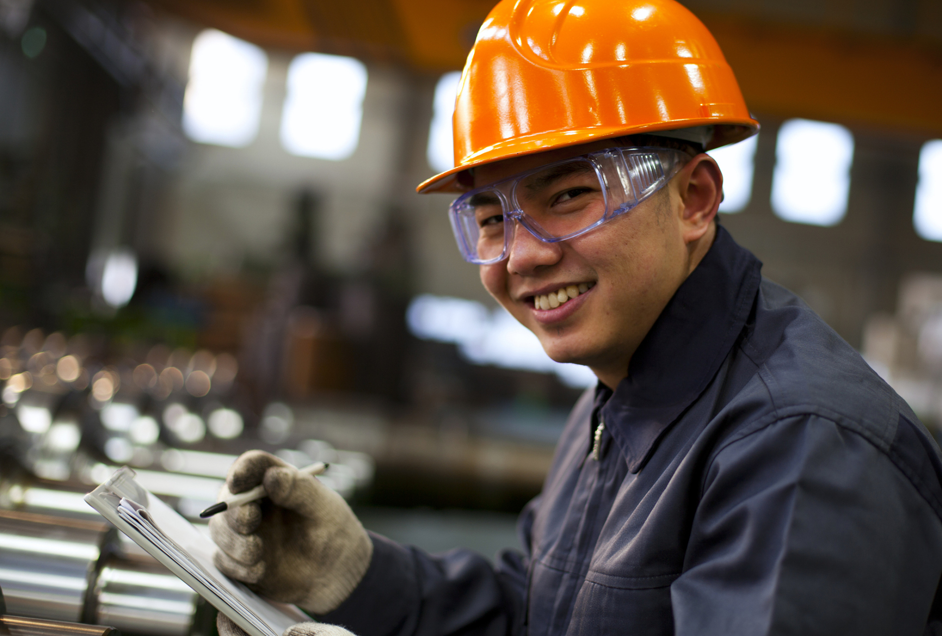 我是一名老工人,从事机床操作工作已经有20多年了.