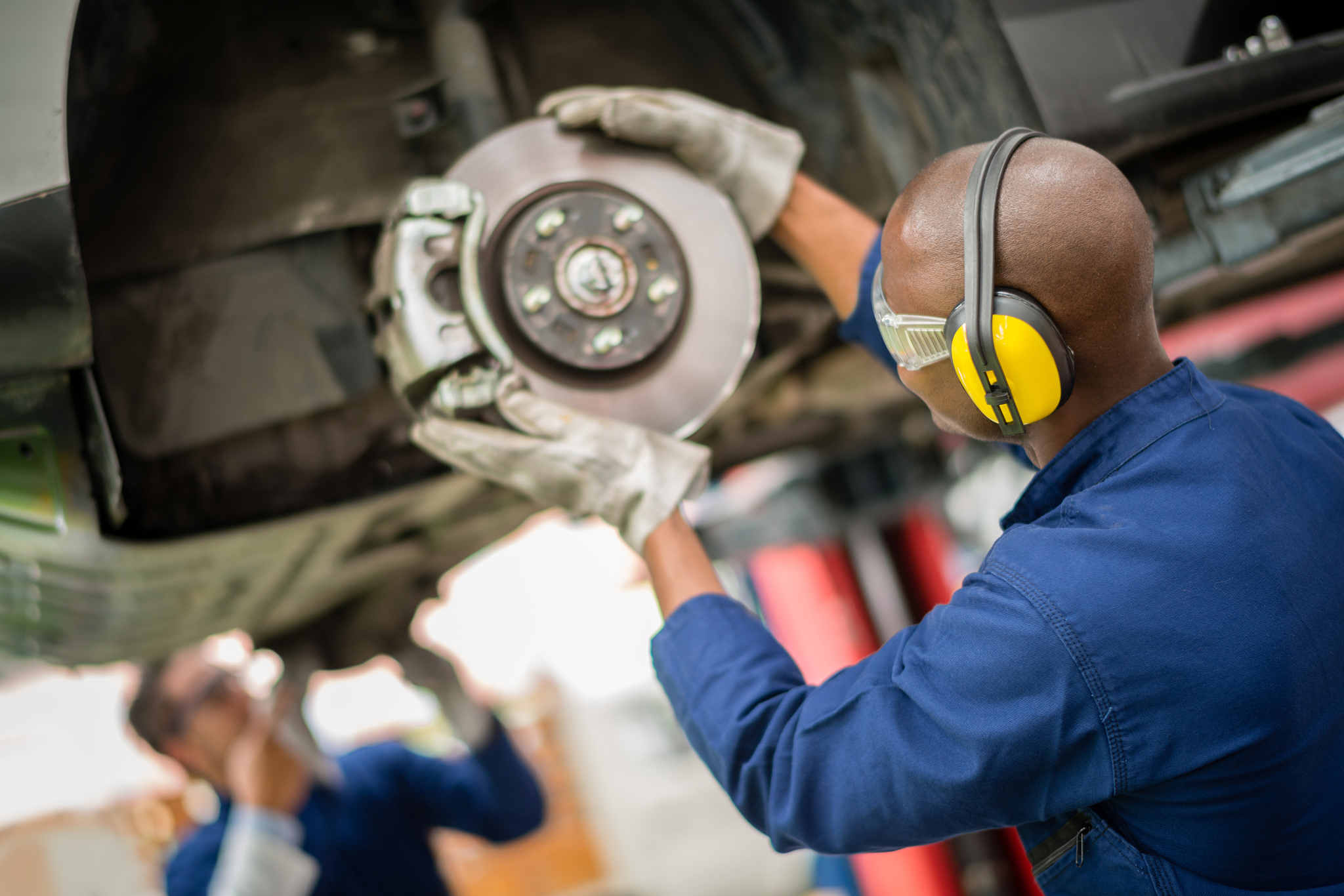 老余是一个有扎实技术的维修工,在一个工厂工作了15年,工资一直不高