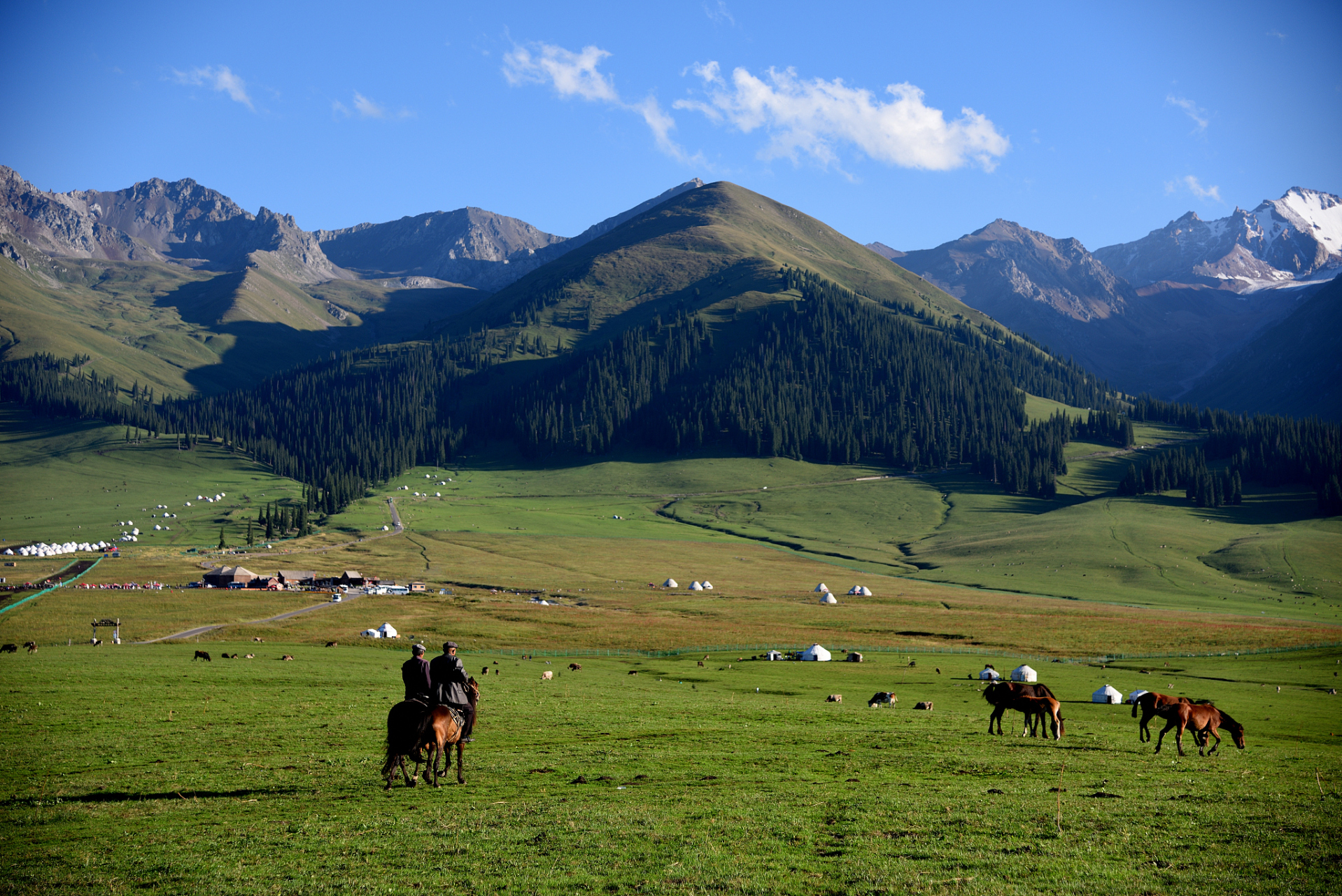 那拉提旅游风景区,位于新疆伊犁哈萨克自治州新源县境内,地处天山腹地