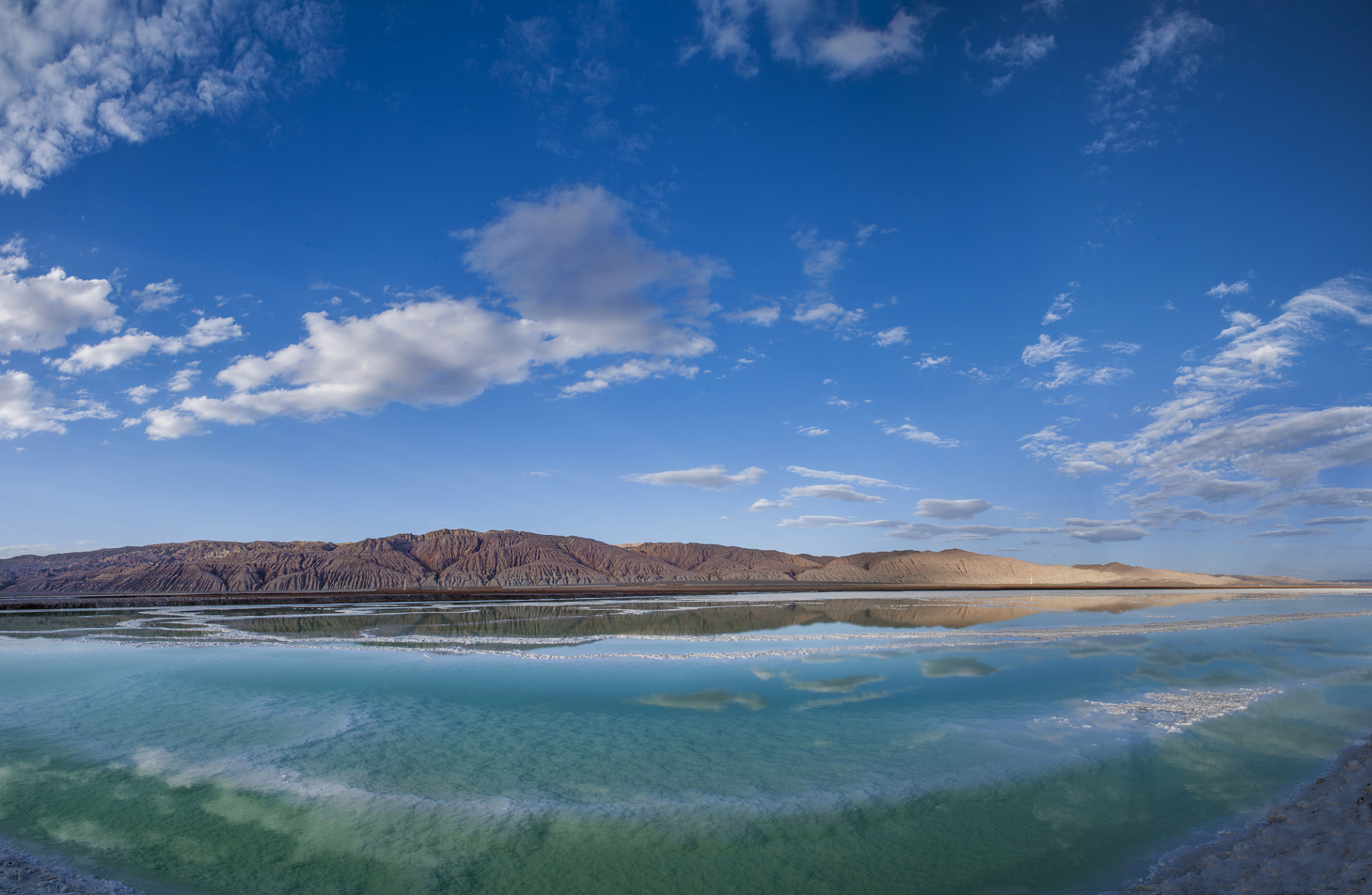 茫崖翡翠湖是青海省海西州茫崖市的一处人工盐湖,位于尕斯湖东部边缘