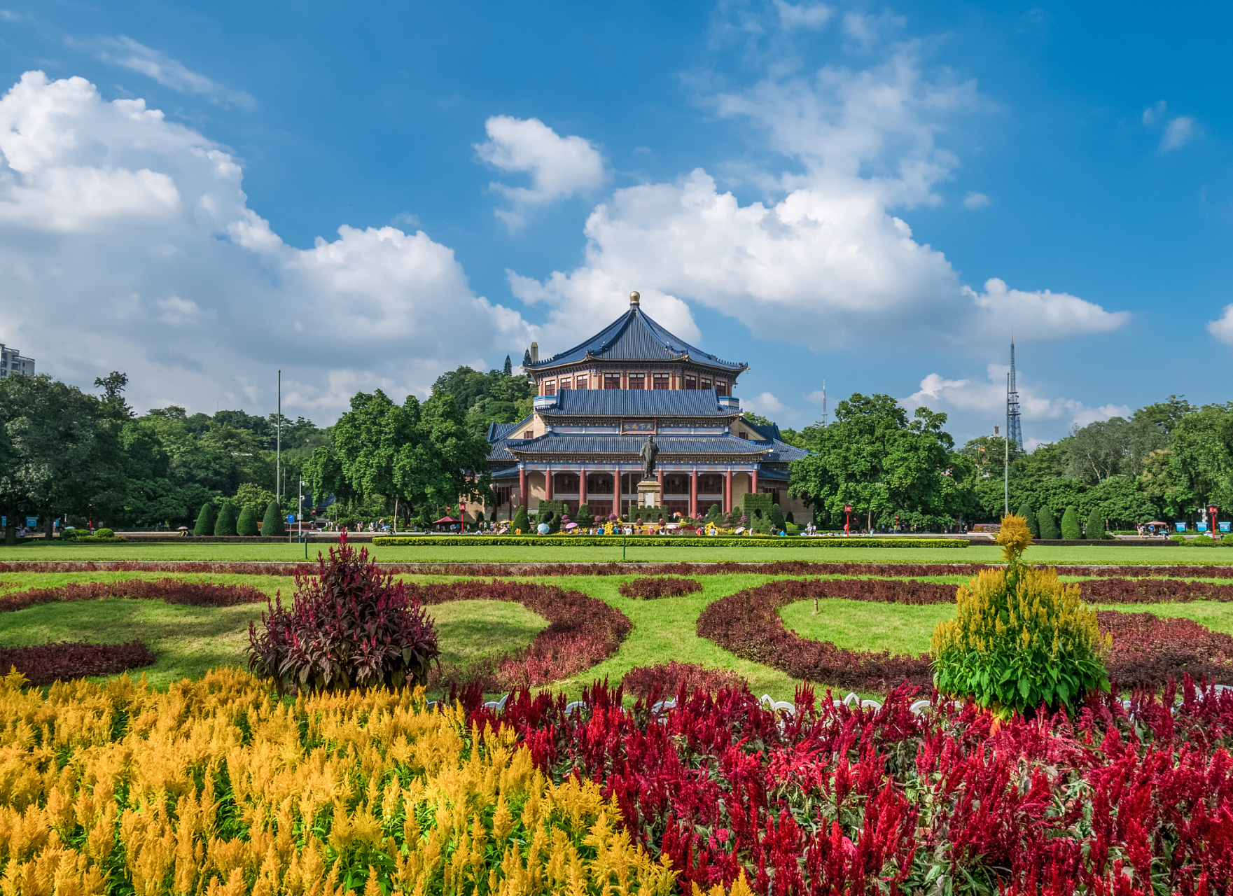 在广州市番禺市的东郊,有一座名为莲花山的风景区,距离广州市区20千米