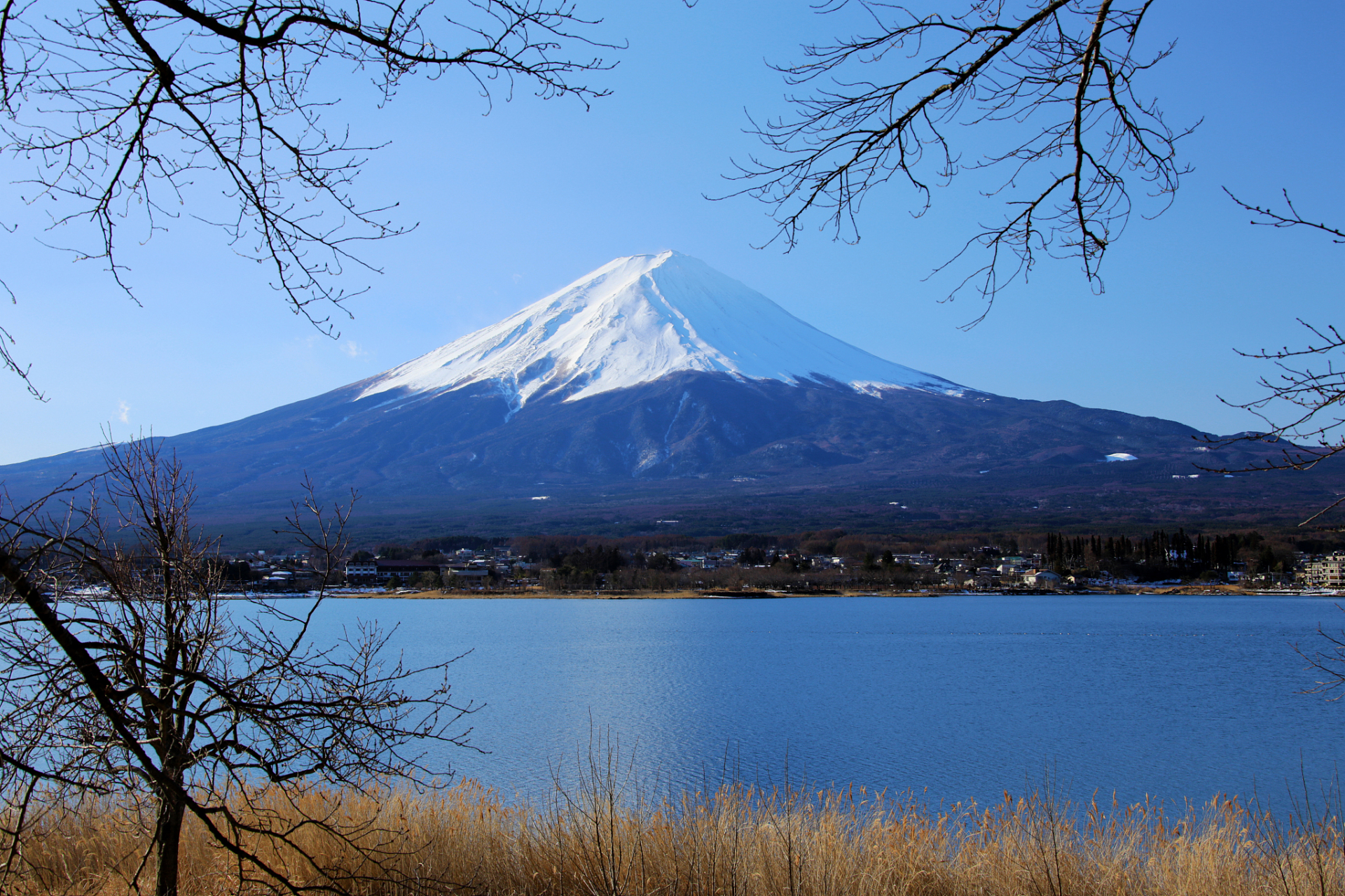富士山是日本本州岛静冈县和山梨县之间的活火山,主峰海拔3775.