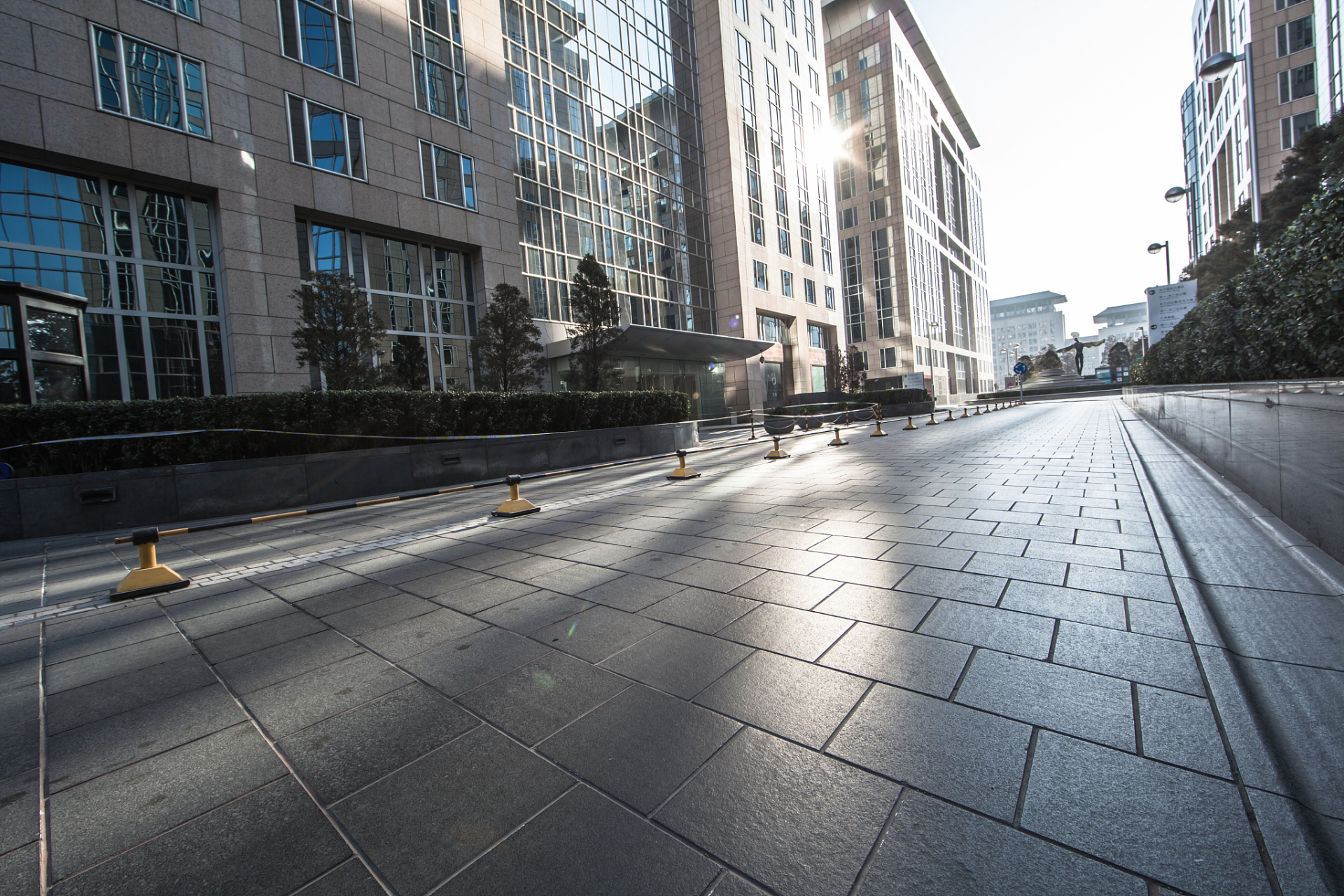 一条空旷的街道并不代表无人行走,而是指人们走在上面时就好像它空无