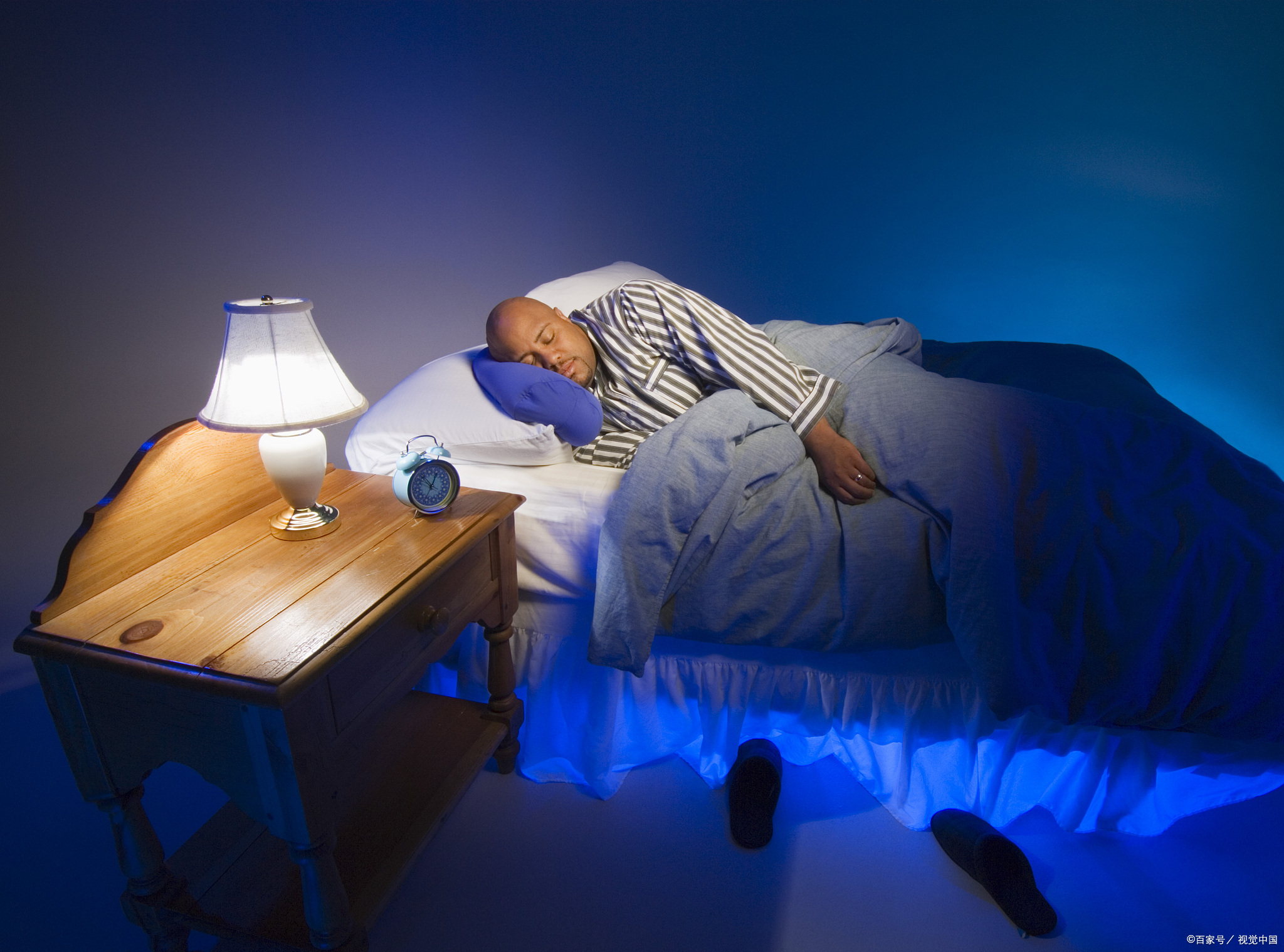 开灯睡觉可能会带来以下几种恐怖的危害:第一,它会严重影响睡眠质量.