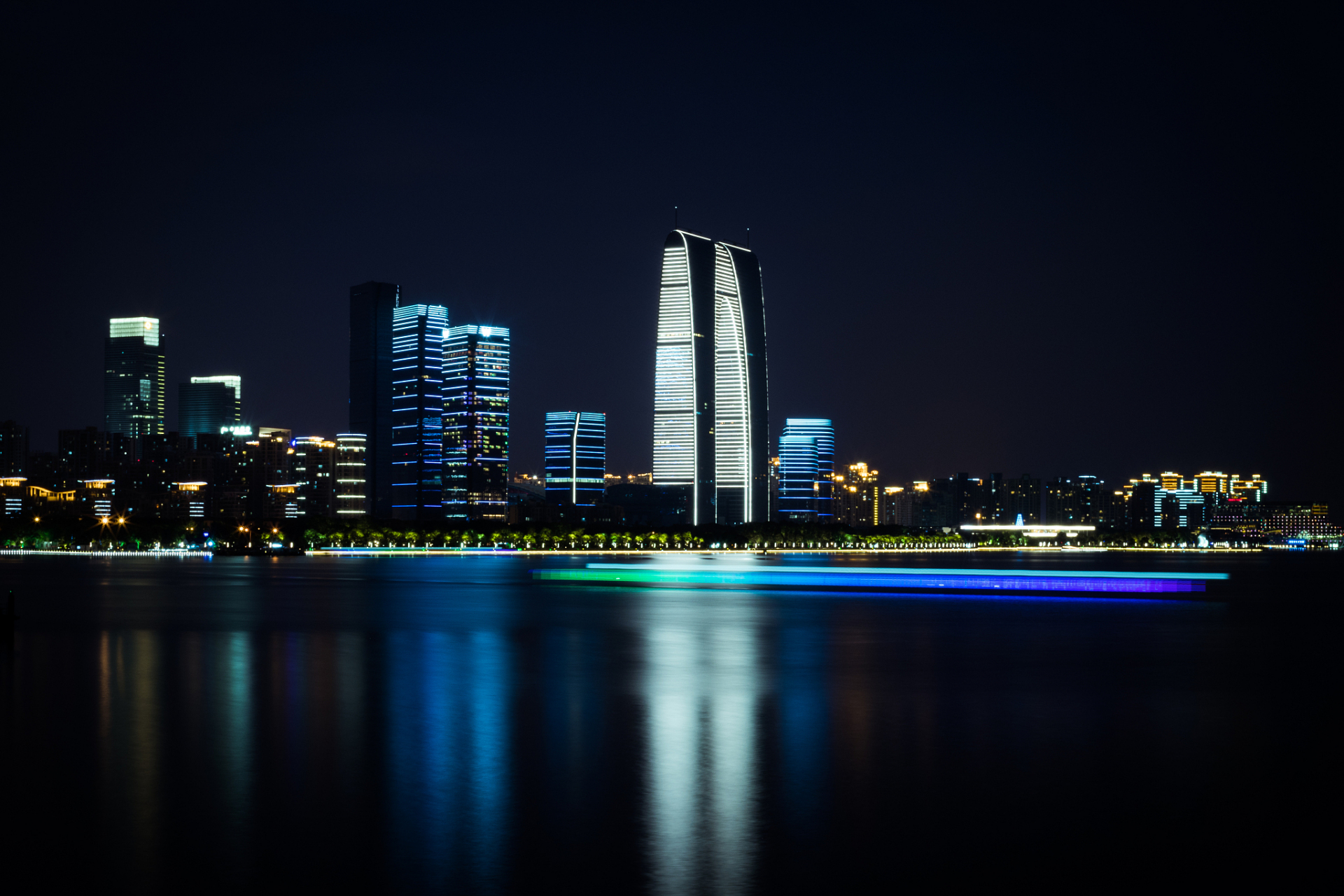 以下是一些苏州夜景比较美的地方: 1.