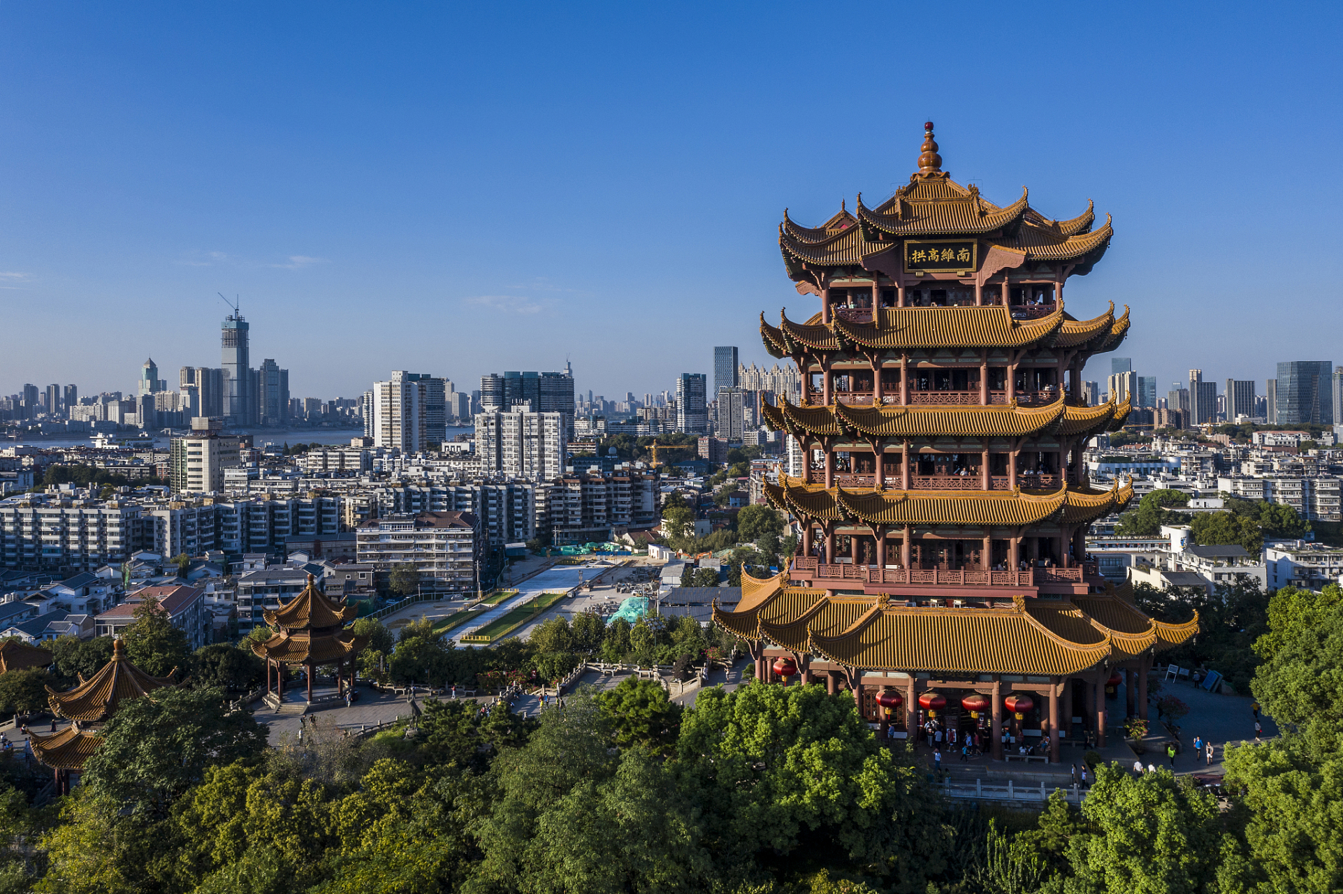 武汉夏趣满满# 黄鹤楼,作为武汉的标志性建筑,其独特的魅力让人流连