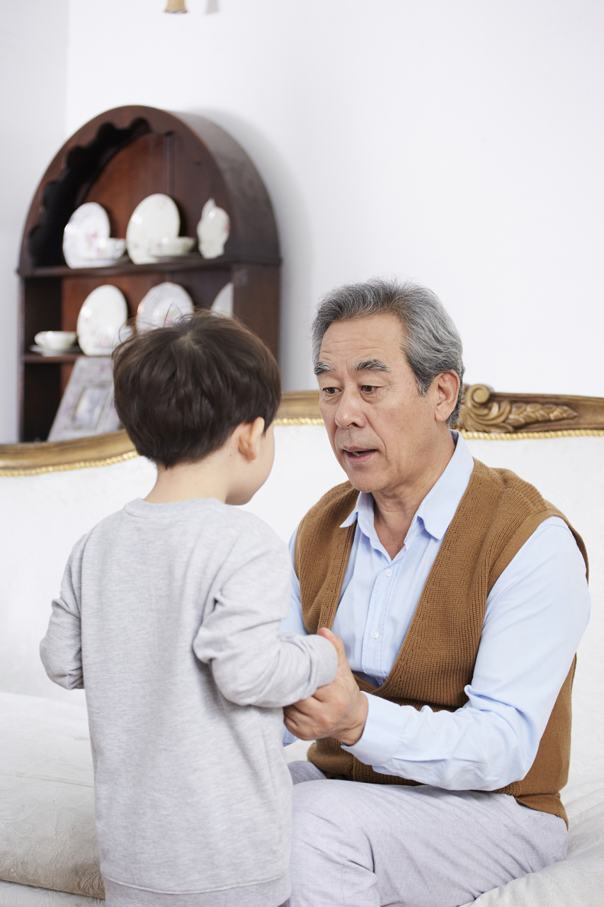 孙子问爷爷:"爷爷,这么多年了,你藏钱咋不换个地方?