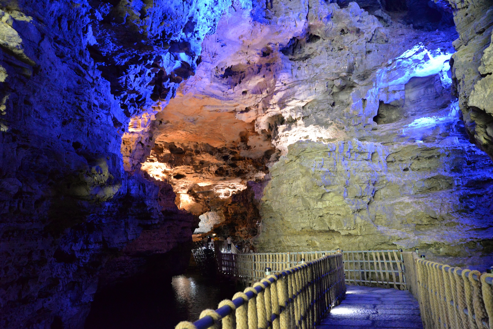在美丽的重庆市丰都县垫道路,有一个妙趣横生的雪玉洞景区!