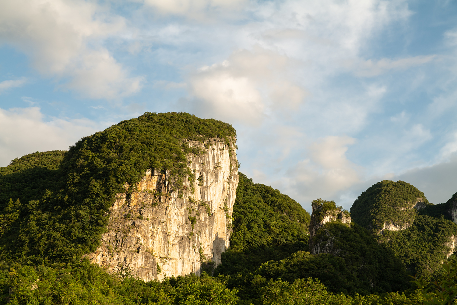 8米,相对高度261.8多米,包括双乳峰,石林,原生态布依文化