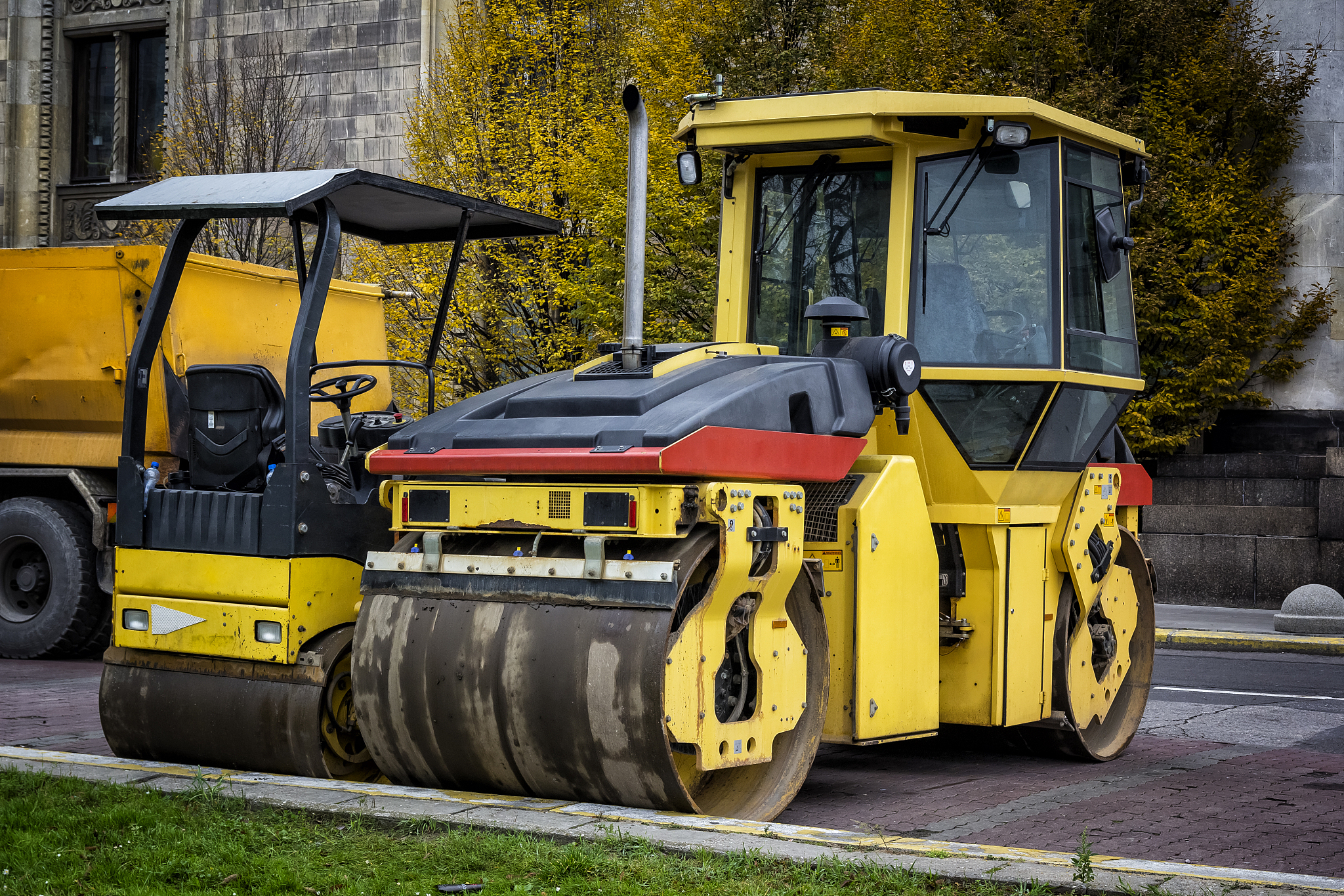 摘要:随着城市建设的发展,压路机在道路,桥梁和建筑工程中广泛应用,但