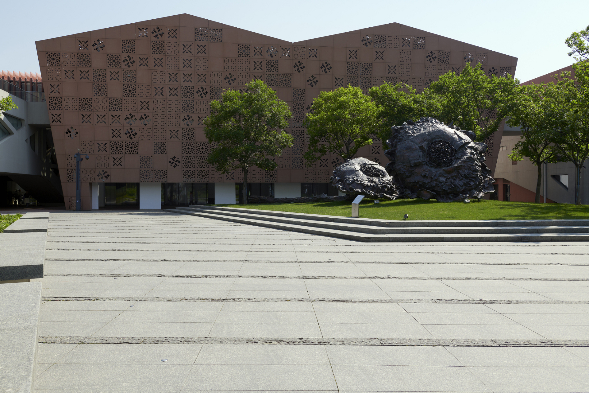 禹舜美术馆是由著名书画艺术家卢禹舜创建的,是国内最大的民营现代化