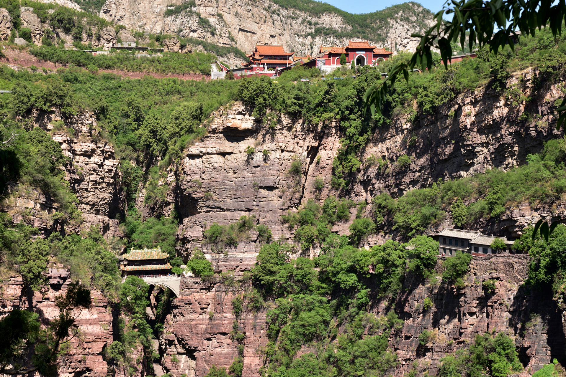 游客可探访苍岩山,井陉窑和秦皇古道等景点,体验民俗文化,品尝农家菜.