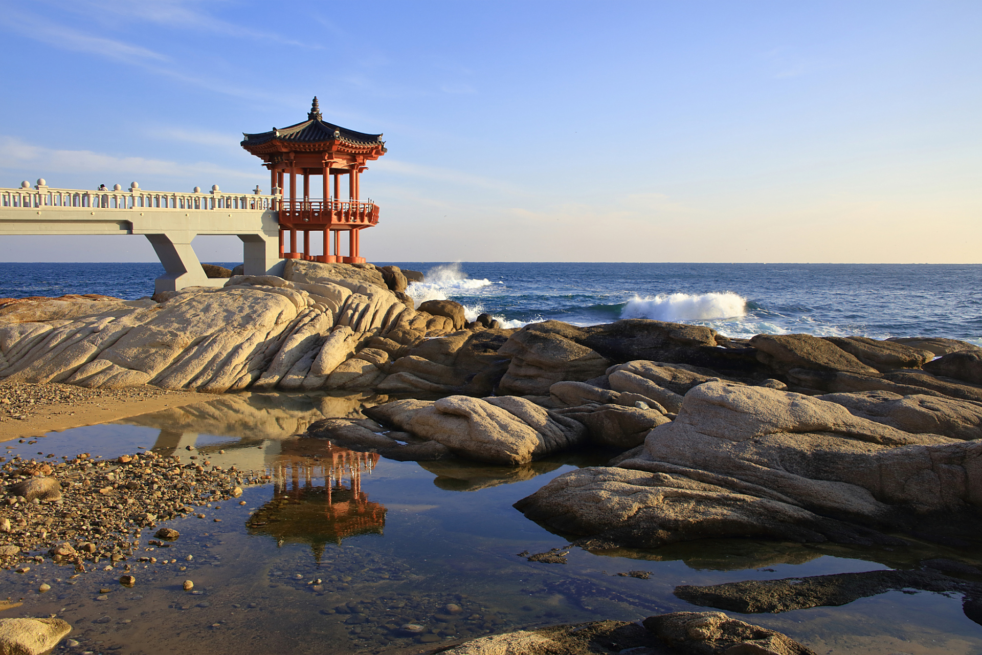 嬉行记# 北海海角亭,位于北海市中心的海角公园内,是一座名闻遐迩的