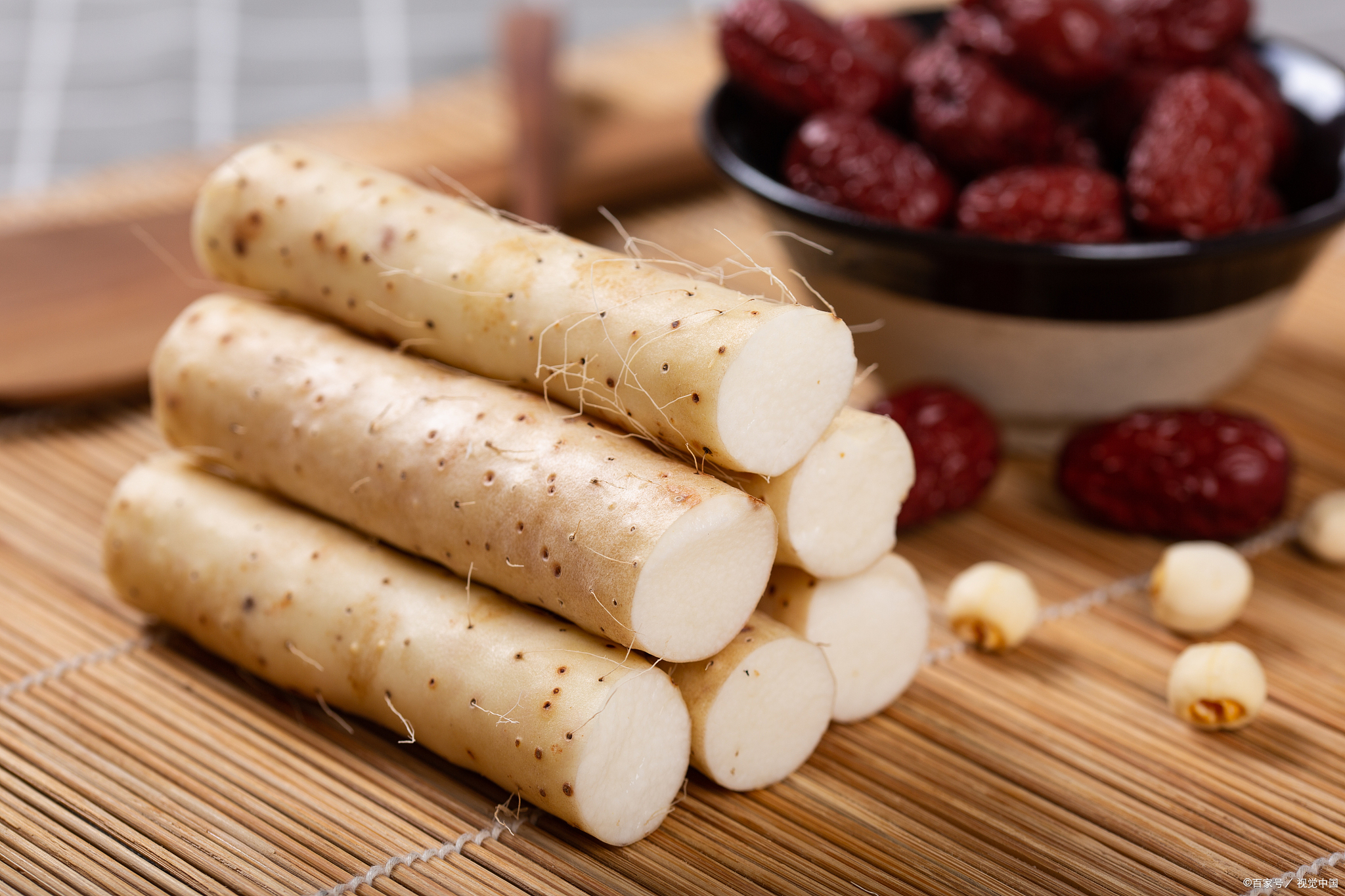 1 山药是一种营养丰富的食物,含有多种人体必需的营养素,如蛋白质