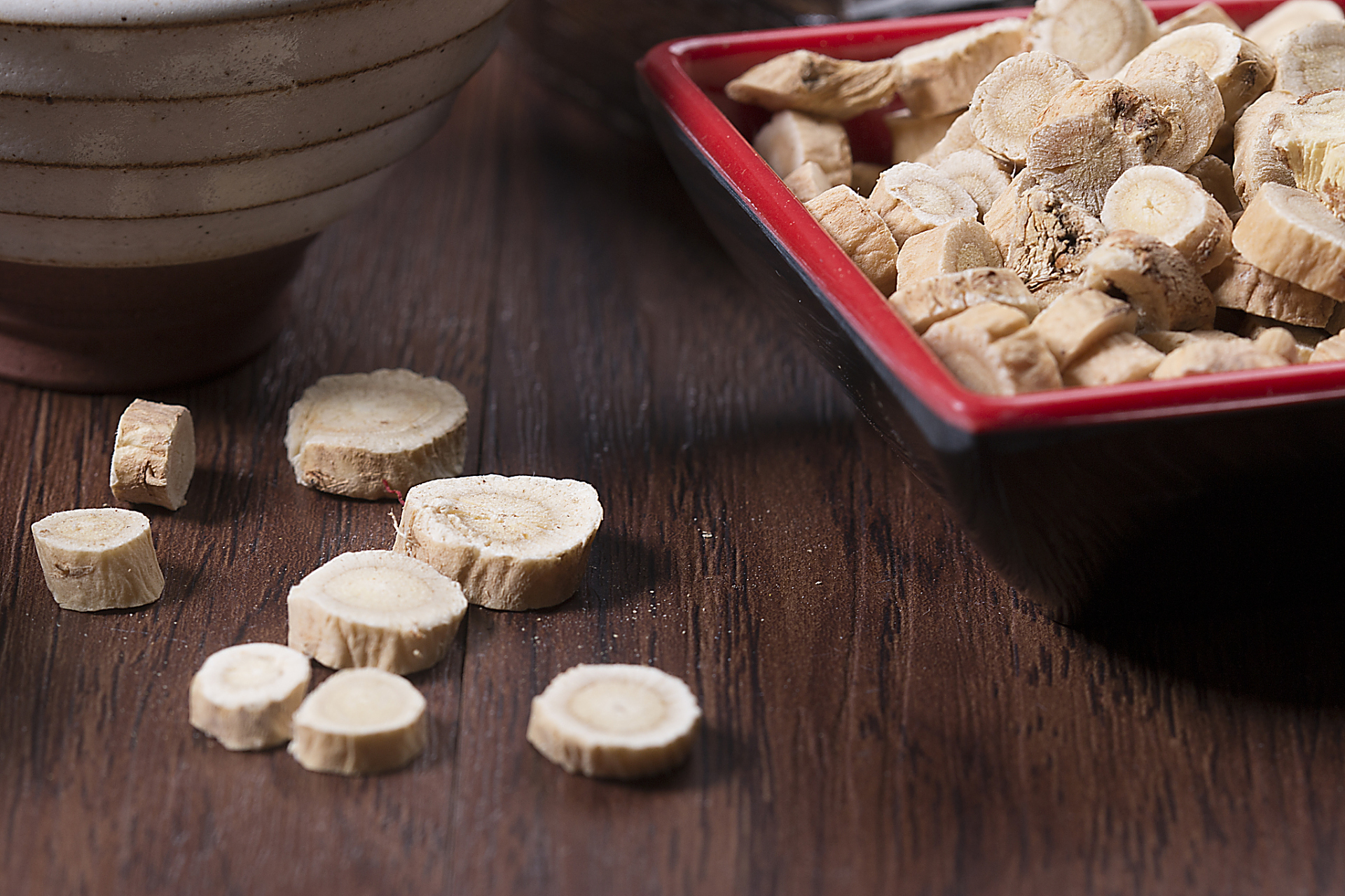 葛根泡水喝的好处有哪些?  葛根泡水喝有许多好处,主要表现在以下几个