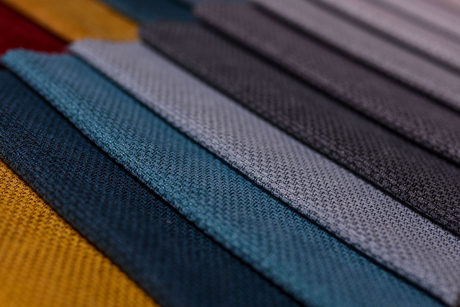 醋酸面料透气,吸湿,弹性好,色彩鲜艳,易于护理,性价比较高.