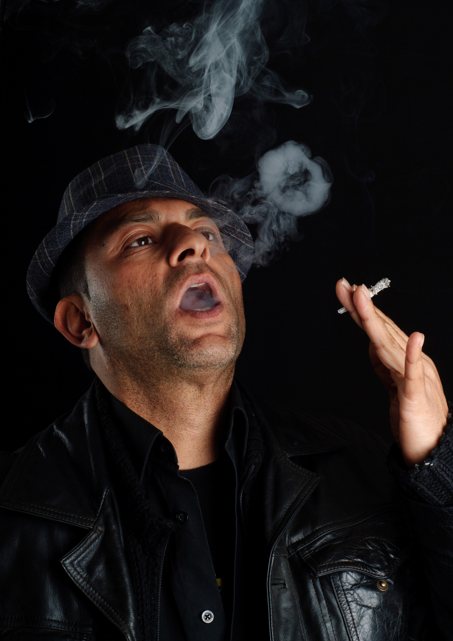 男人抽烟的样子真帅 男人会在很累的时候抽根烟,为了缓解一下疲惫