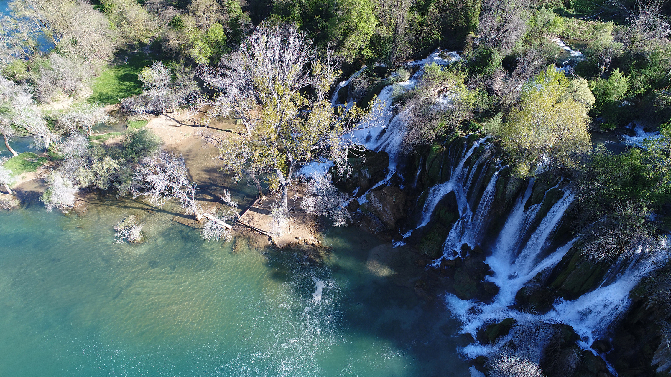 长白山十五道沟水利风景区,水文景观丰富,瀑布众多,两岸奇石林立,让人