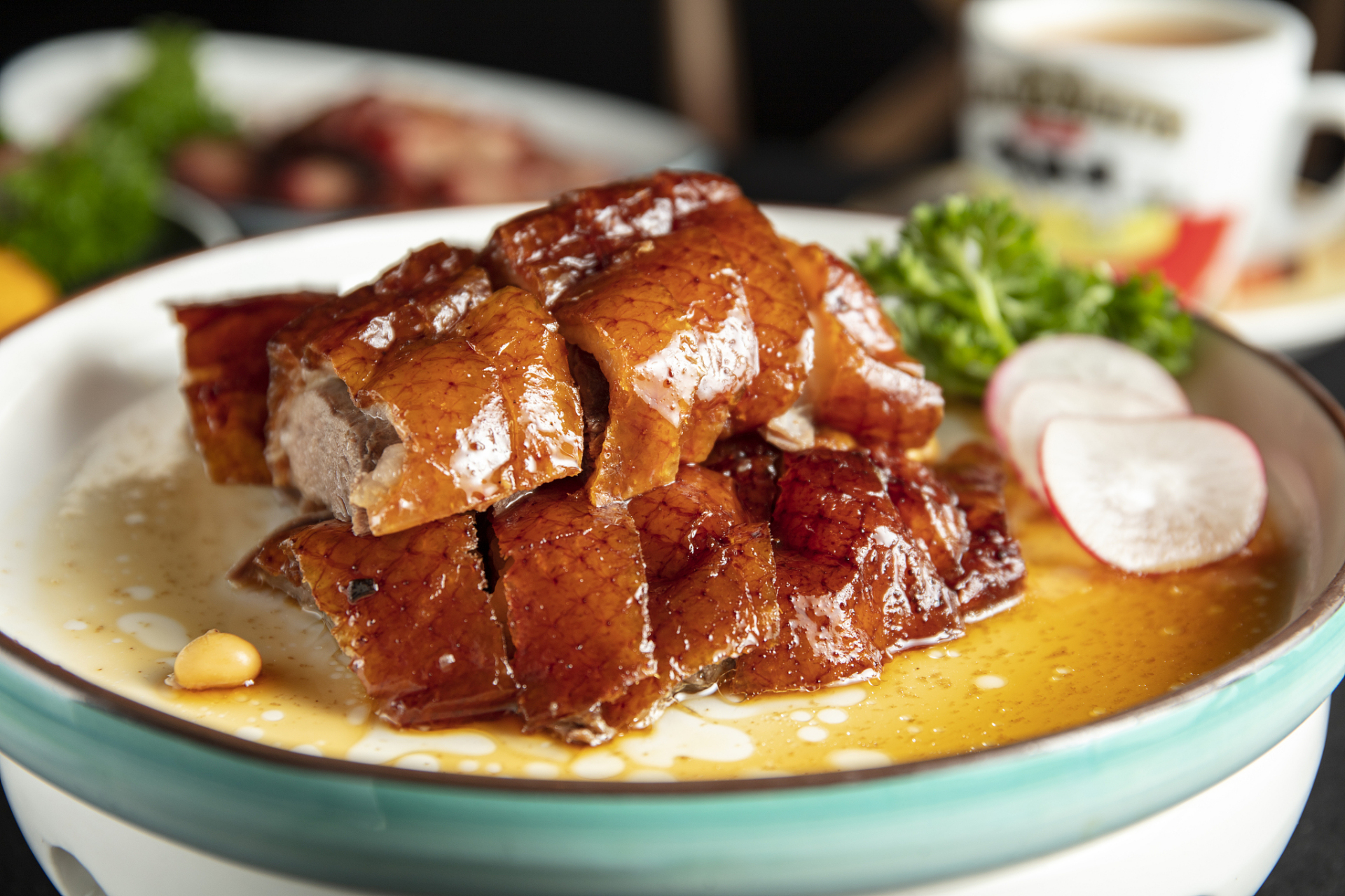 八宝鸭属于上海本帮菜,以城隍庙"上海老饭店"烹制的最地道,被美食家誉