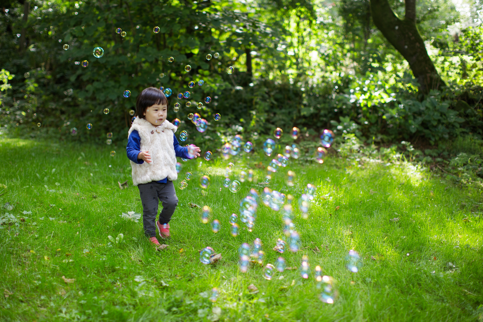带孩子走进大自然是一种非常好的教育方式.