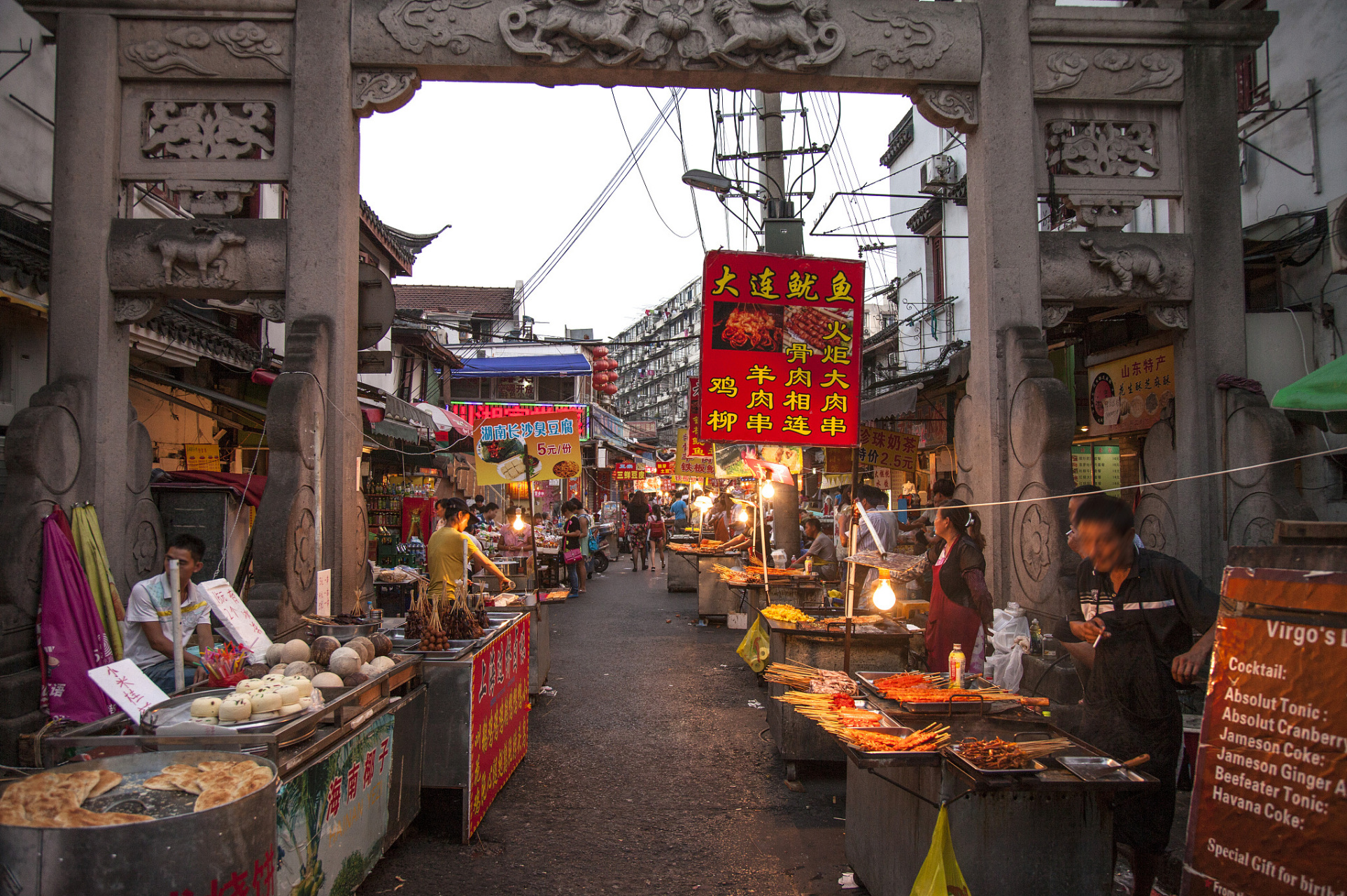 城隍庙小吃街 - 城隍庙小吃街是上海最著名的小吃街之一,位于黄浦区