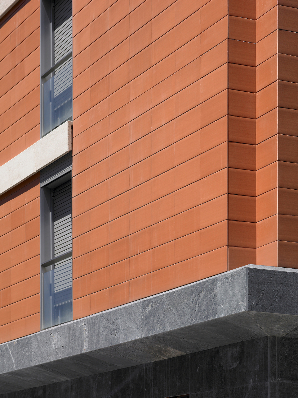 陶板在建筑幕墙中的常见形式有单层陶板,双层中空式陶板,陶棍以及陶