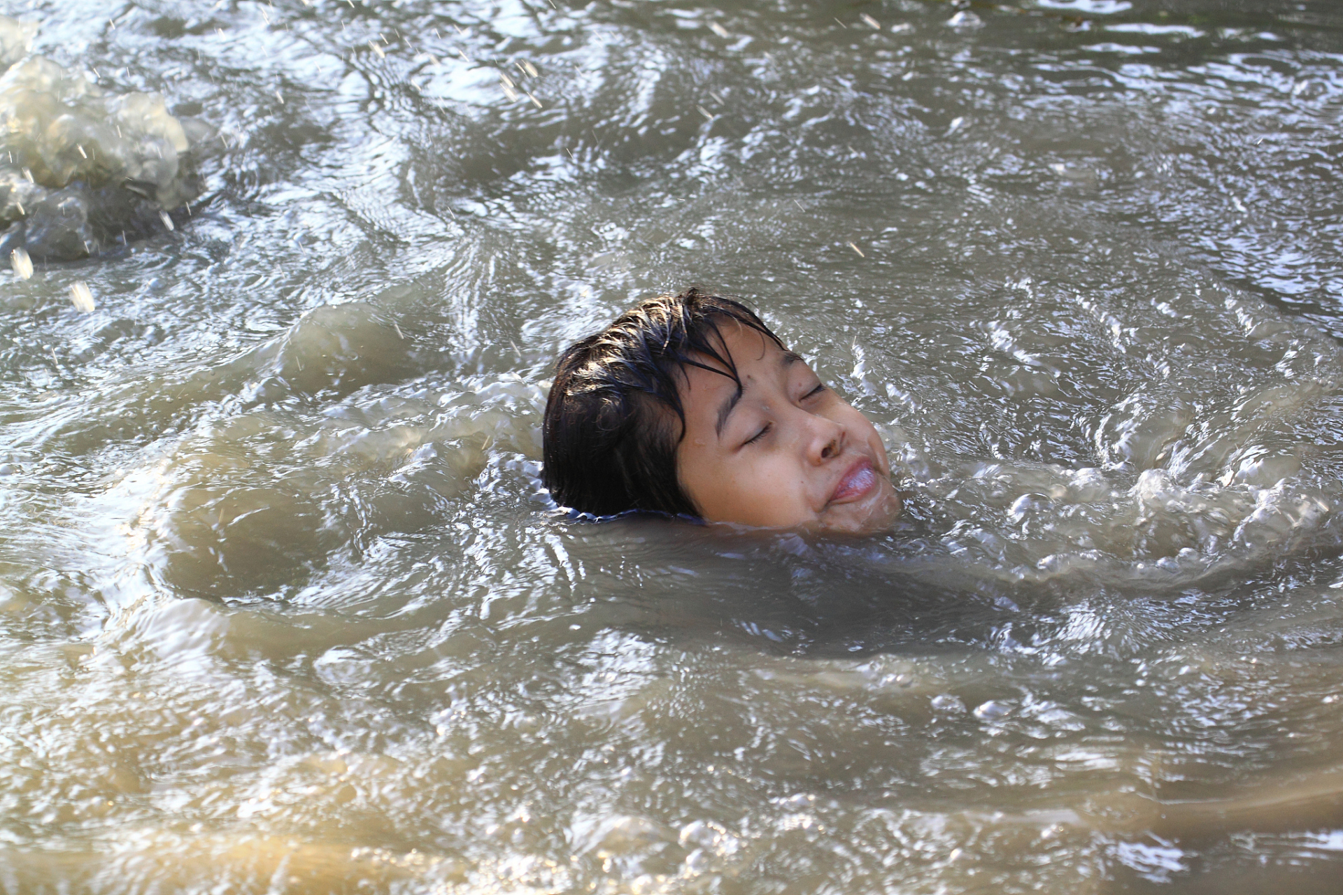 男孩在小区游泳池溺水,溺水成暑期最大"杀手"!
