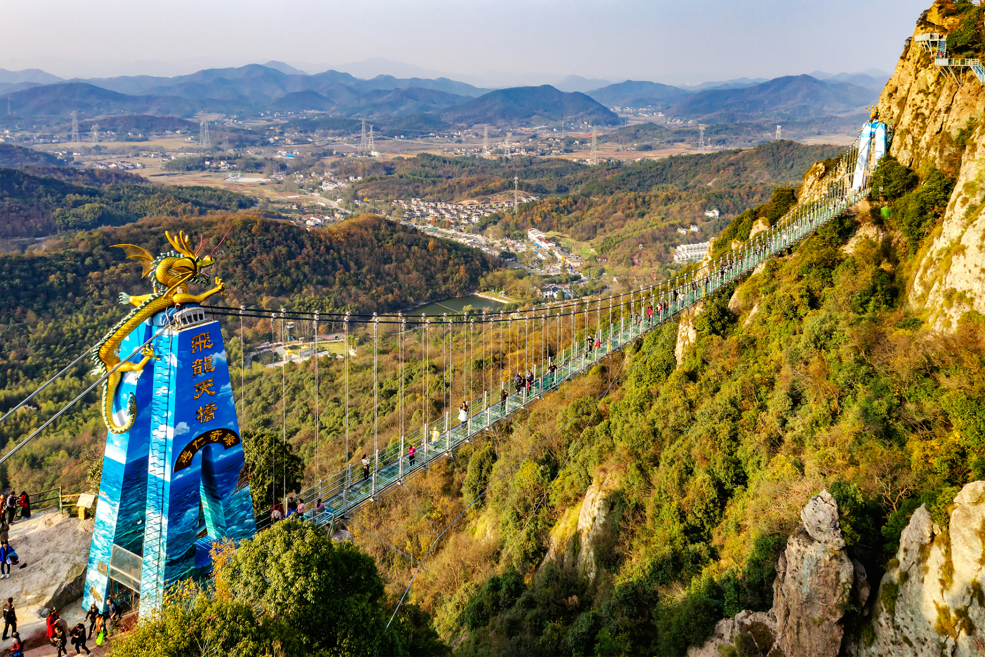 一进入雷山风景区,就被那壮观的山峦和清澈的溪流所吸引.