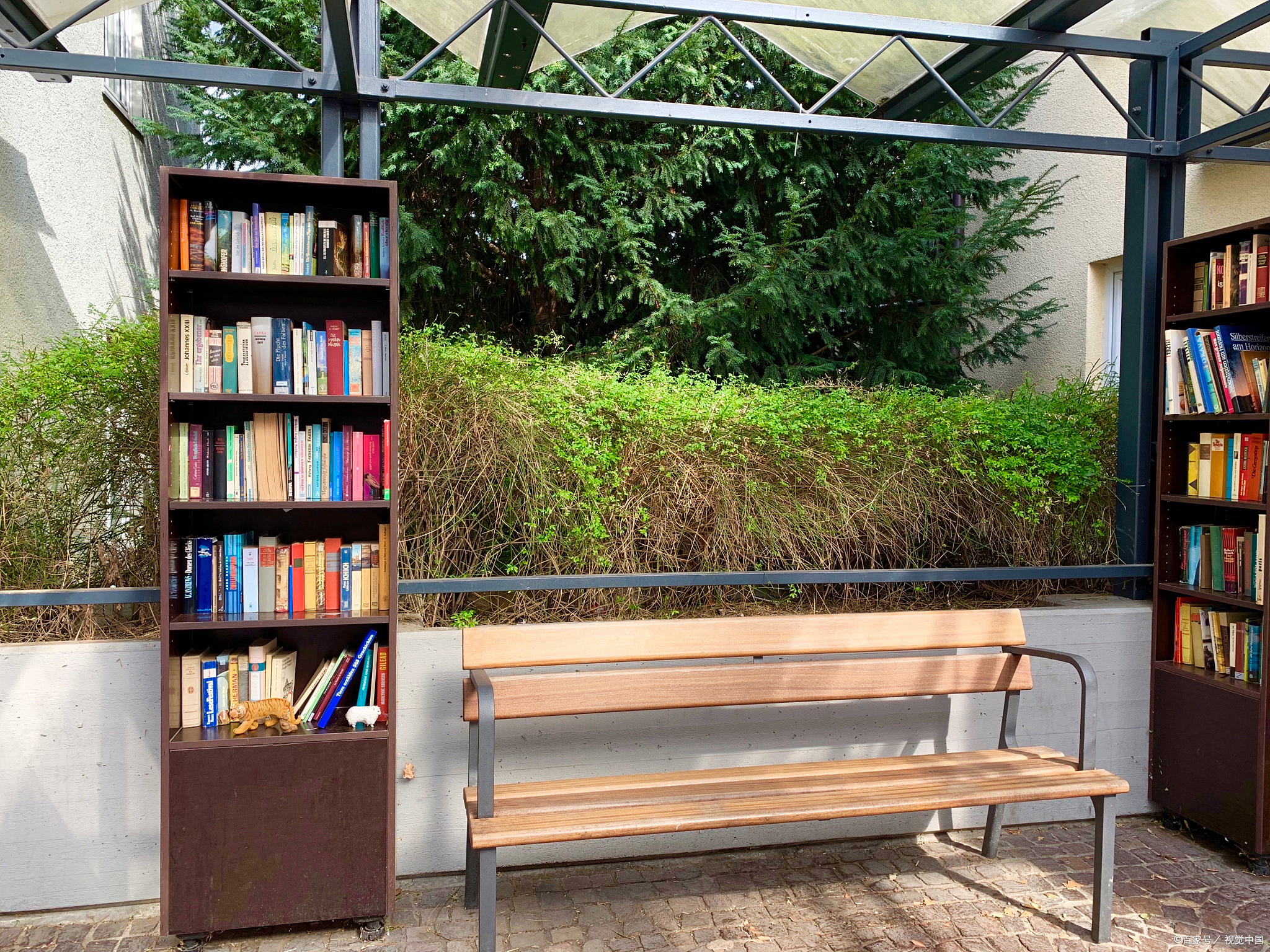 城市,不仅有繁华的商业街区和热闹的市井生活,还有许多静谧的阅读角落