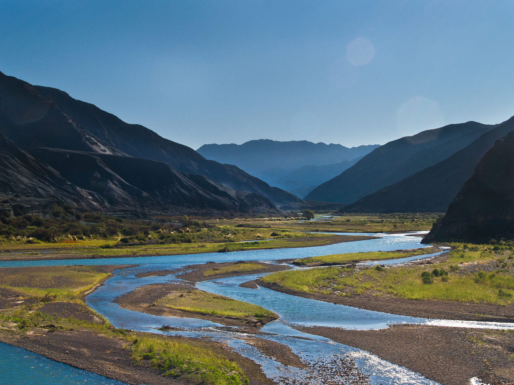 春游尼洋河风光带,位于中国西藏自治区林芝市,是春日里一处不可错过的