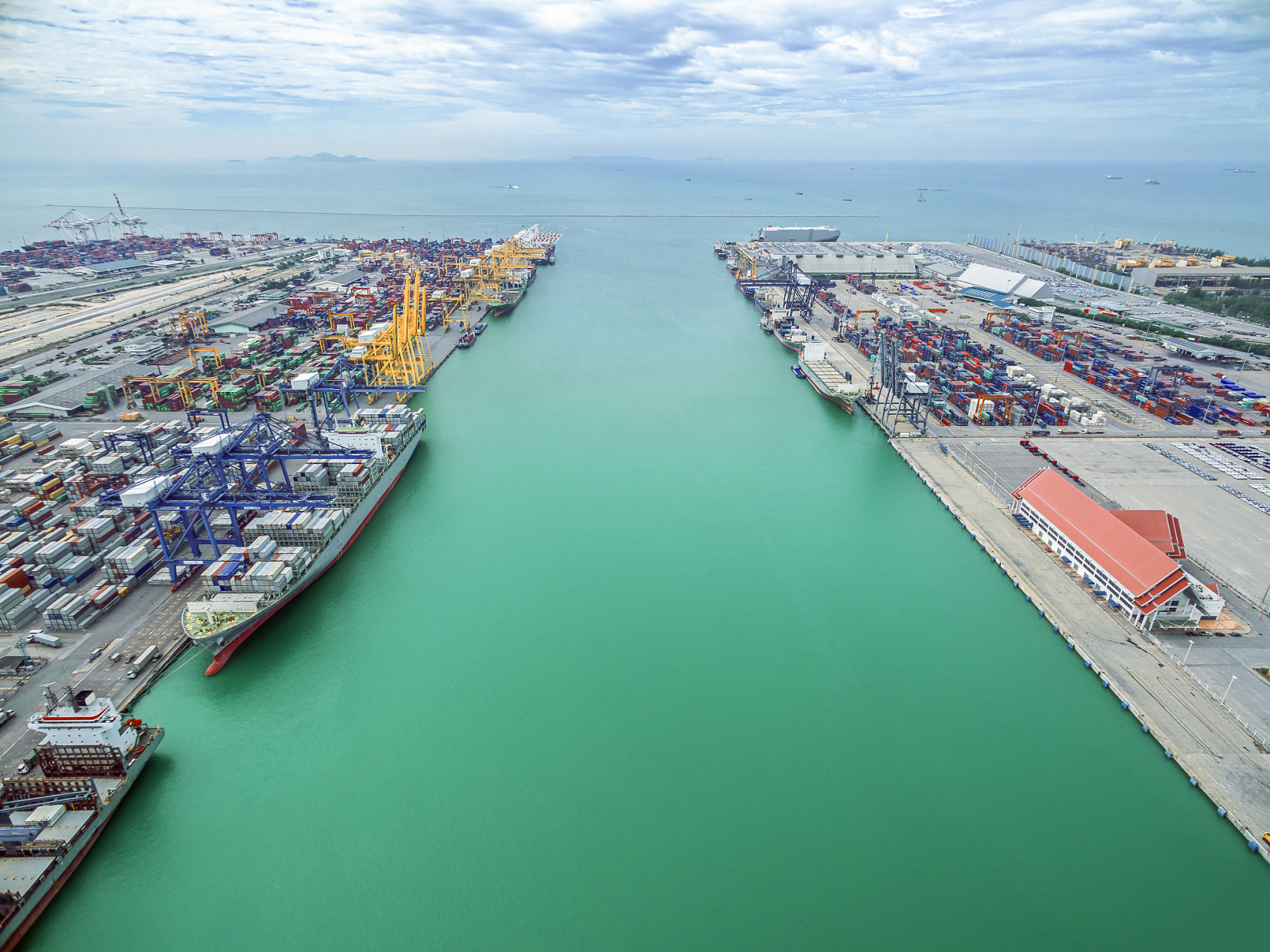 1914年7月24日,被誉为"世界七大工程奇迹之一"的巴拿马运河正式开通.