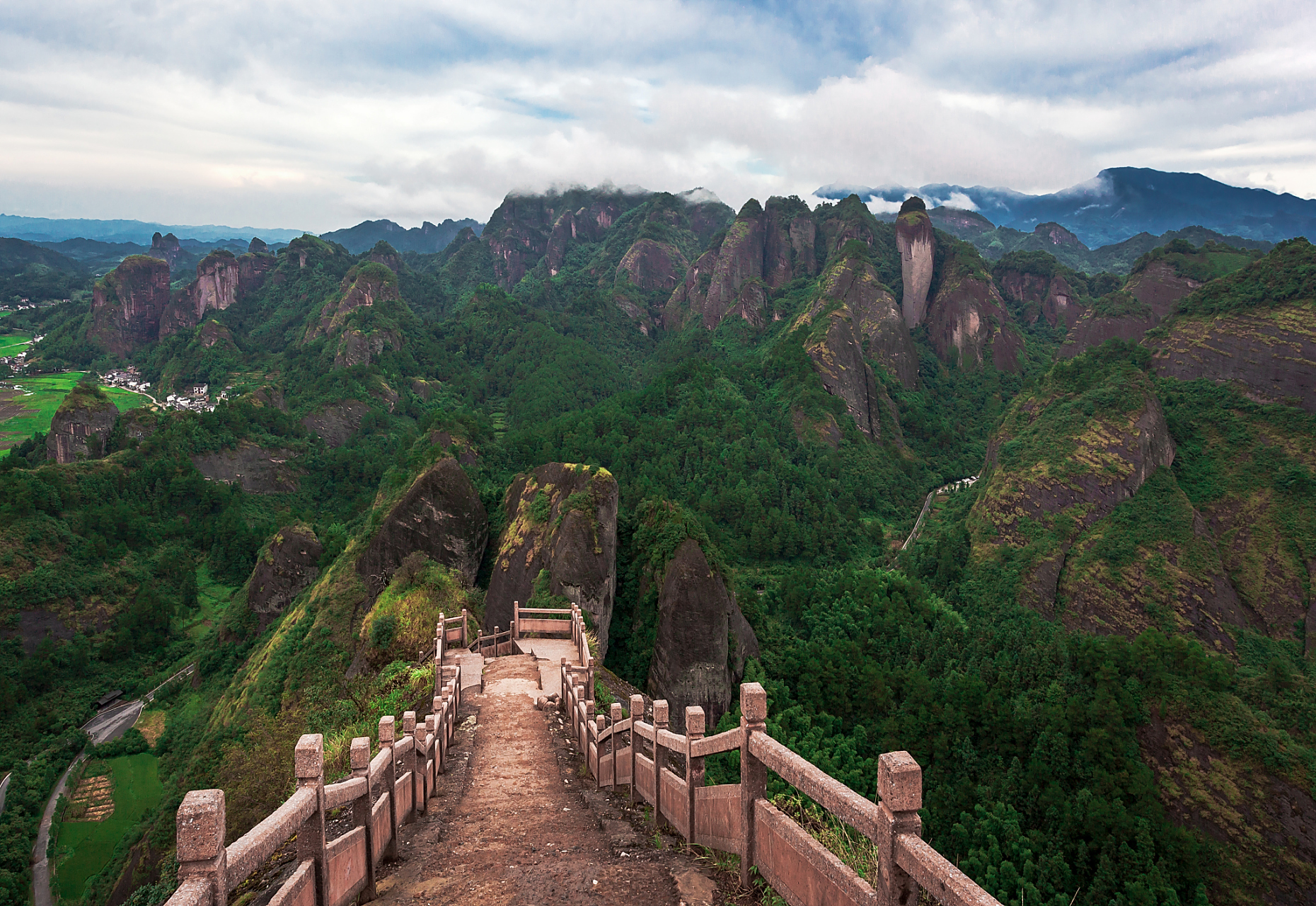齐云山景区:有独特的丹霞地貌和文化遗产,如道观和寺庙,是历史爱好者